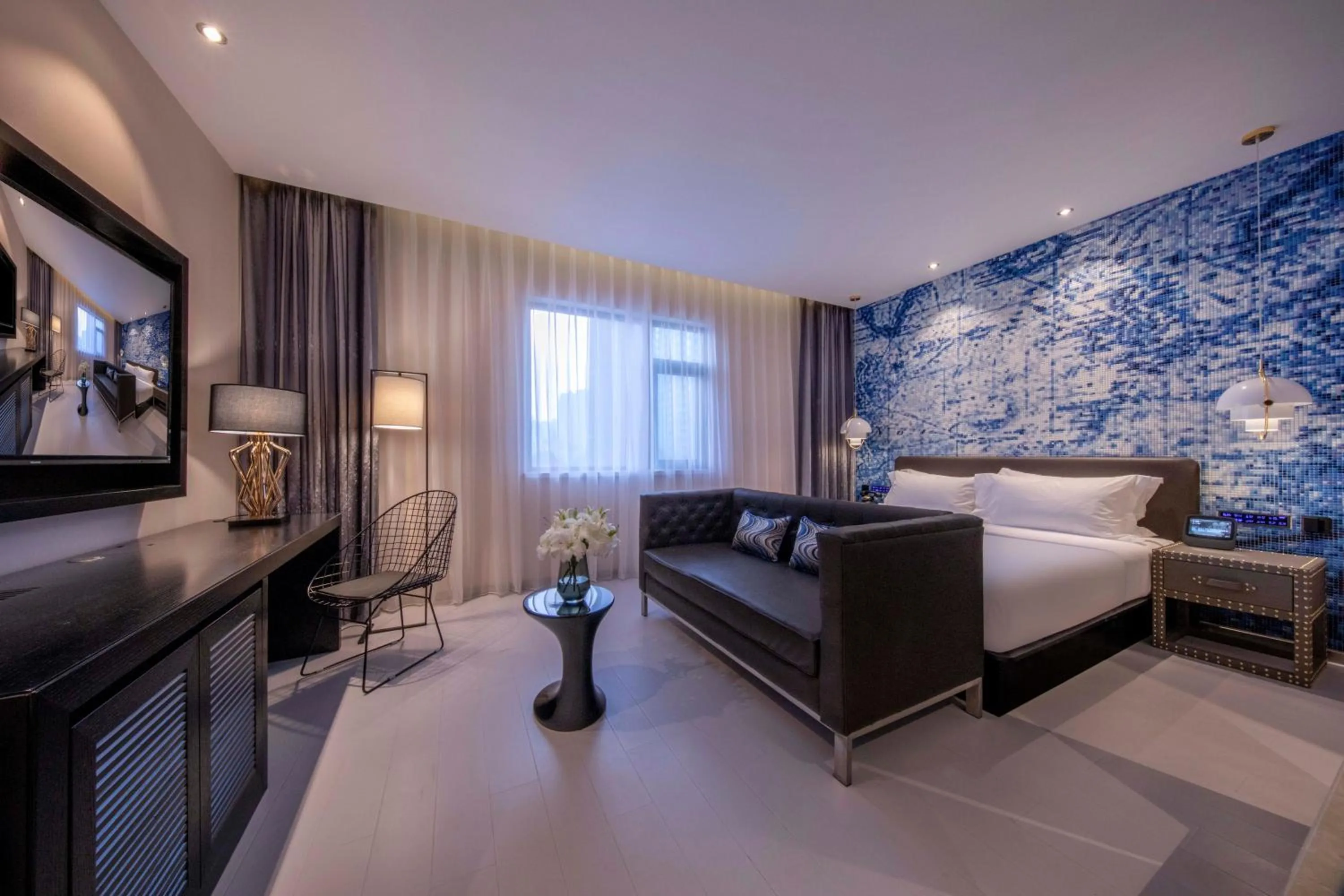 Photo of the whole room, Bed in Crystal Hotel Shanghai Lujiazui Oriental Pearl Tower