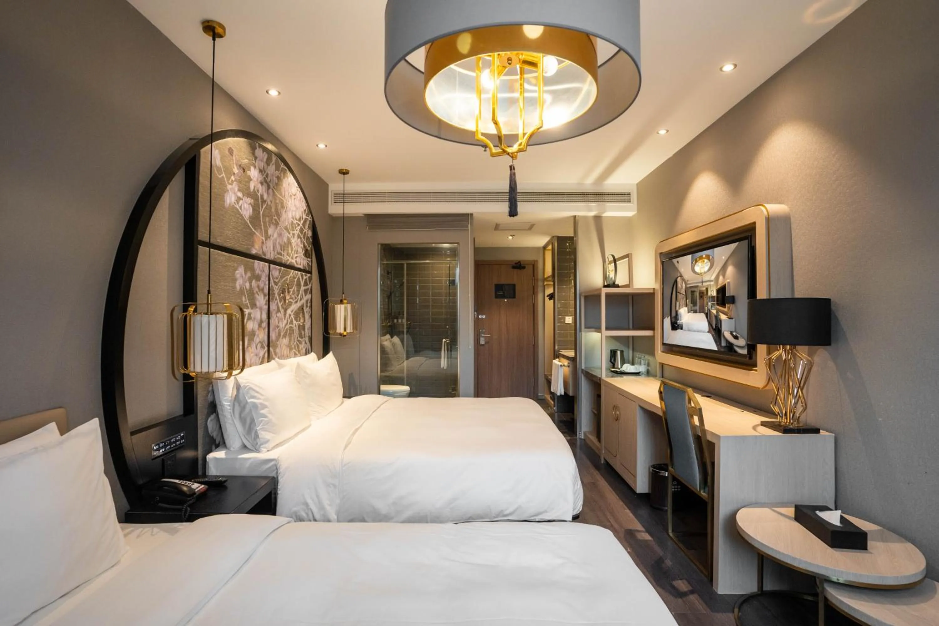 Photo of the whole room, Bed in Crystal Hotel Shanghai Lujiazui Oriental Pearl Tower