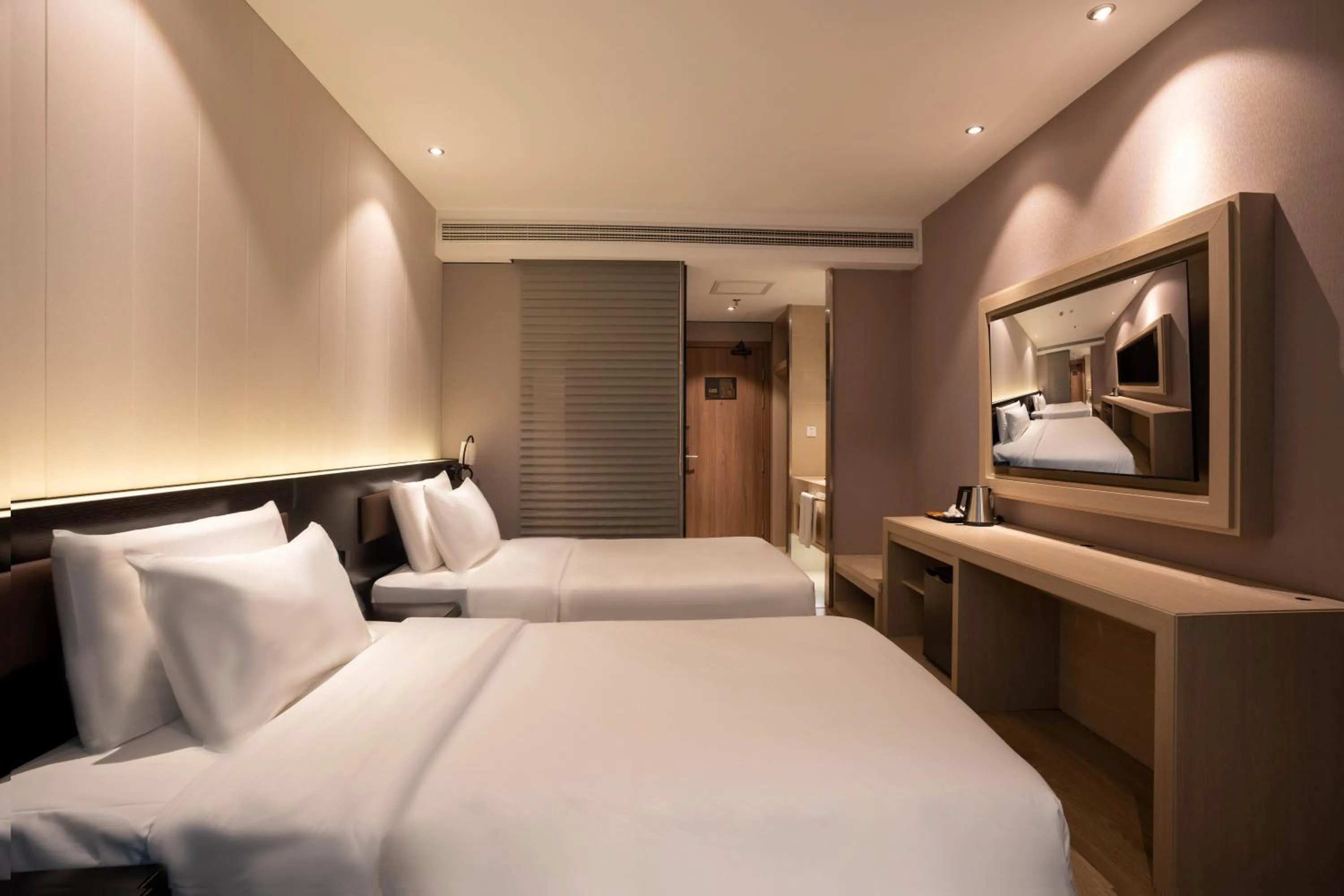 Photo of the whole room, Bed in Crystal Hotel Shanghai Lujiazui Oriental Pearl Tower