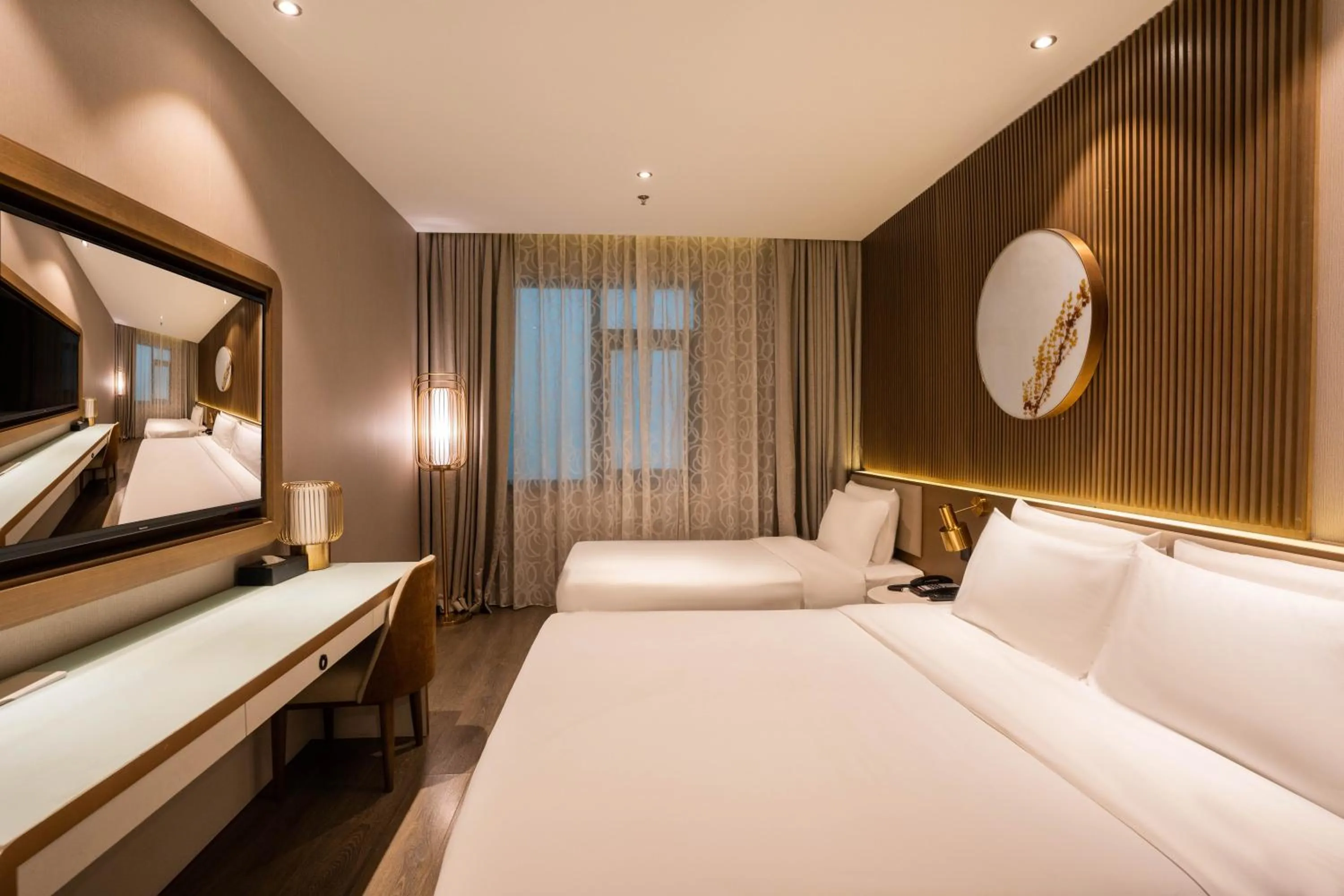 Photo of the whole room, Bed in Crystal Hotel Shanghai Lujiazui Oriental Pearl Tower