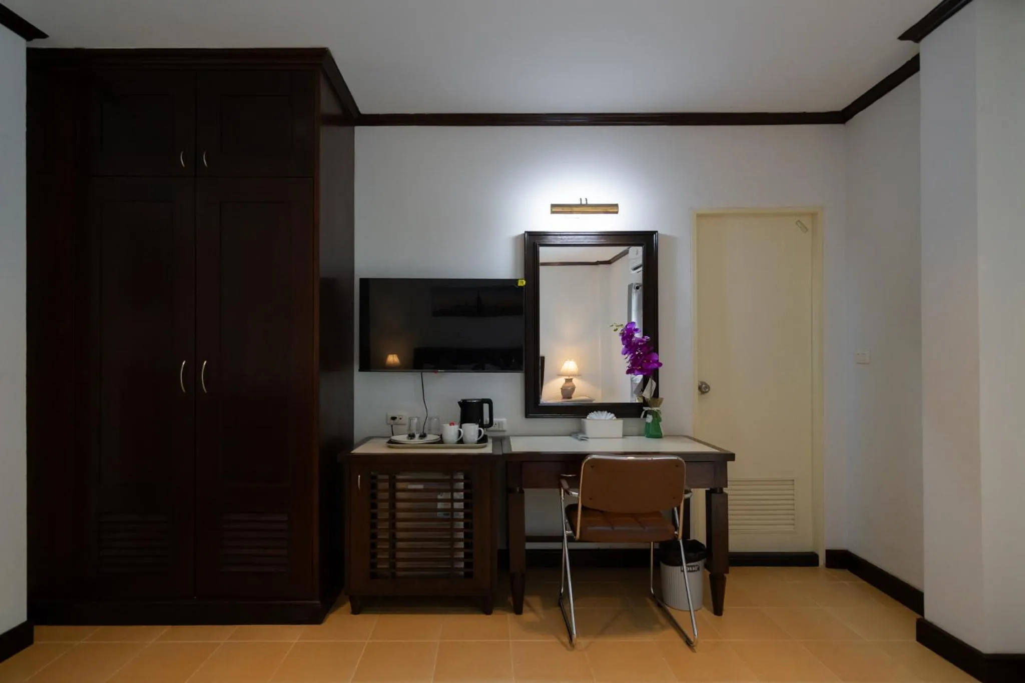 Kitchen or kitchenette in Tri's Miracle Apartment Kata