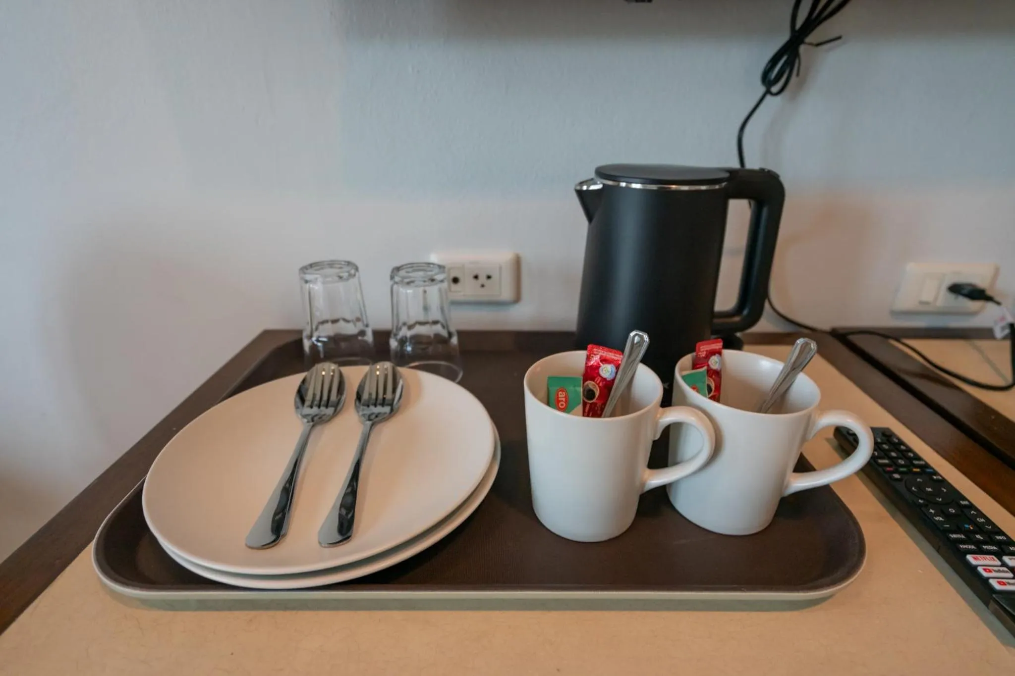 Coffee/tea facilities in Tri's Miracle Apartment Kata