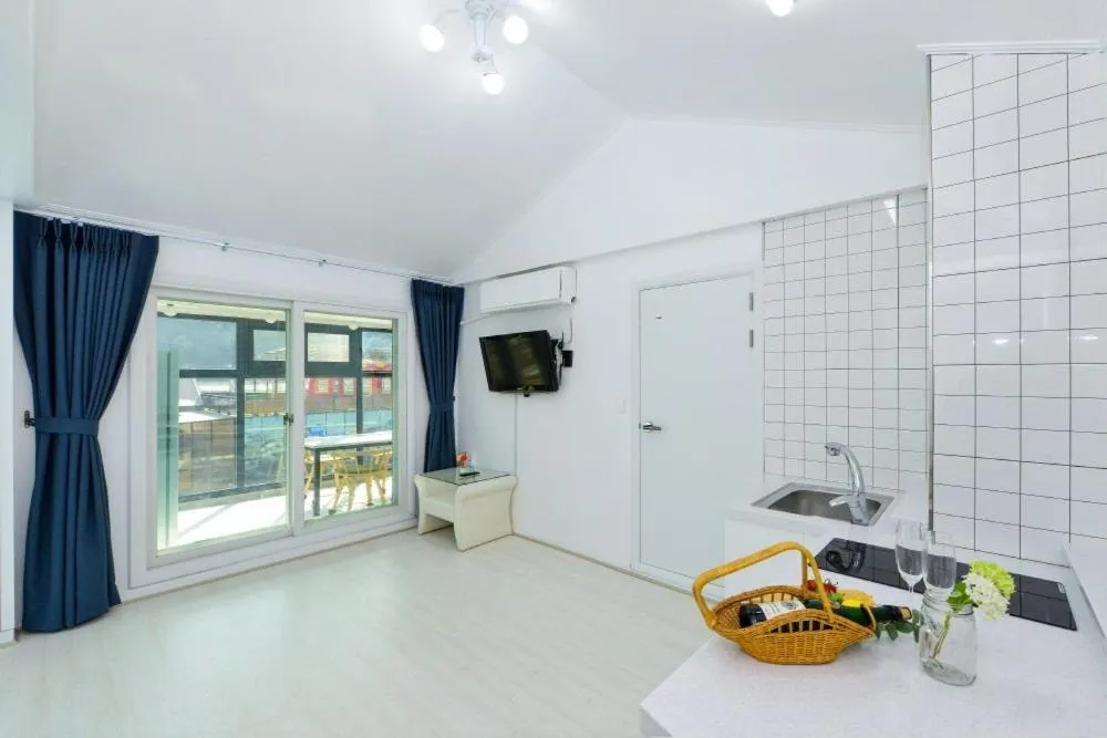 Sellin Onsu Swimming Pool Pension