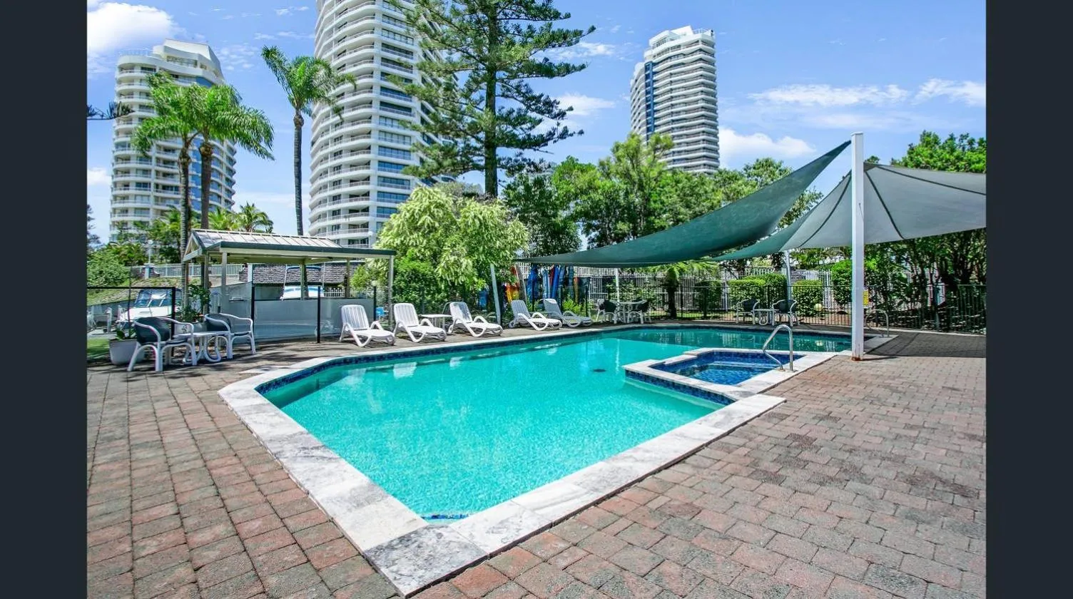 Swimming pool in Bayview Bay Apartments and Marina