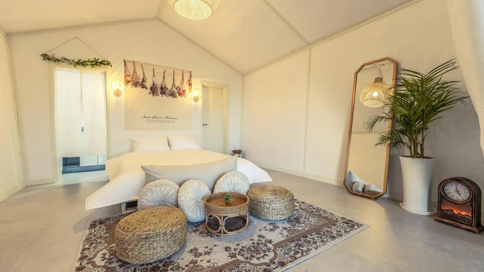 Bed in Daebudo On the Beach Pool Villa