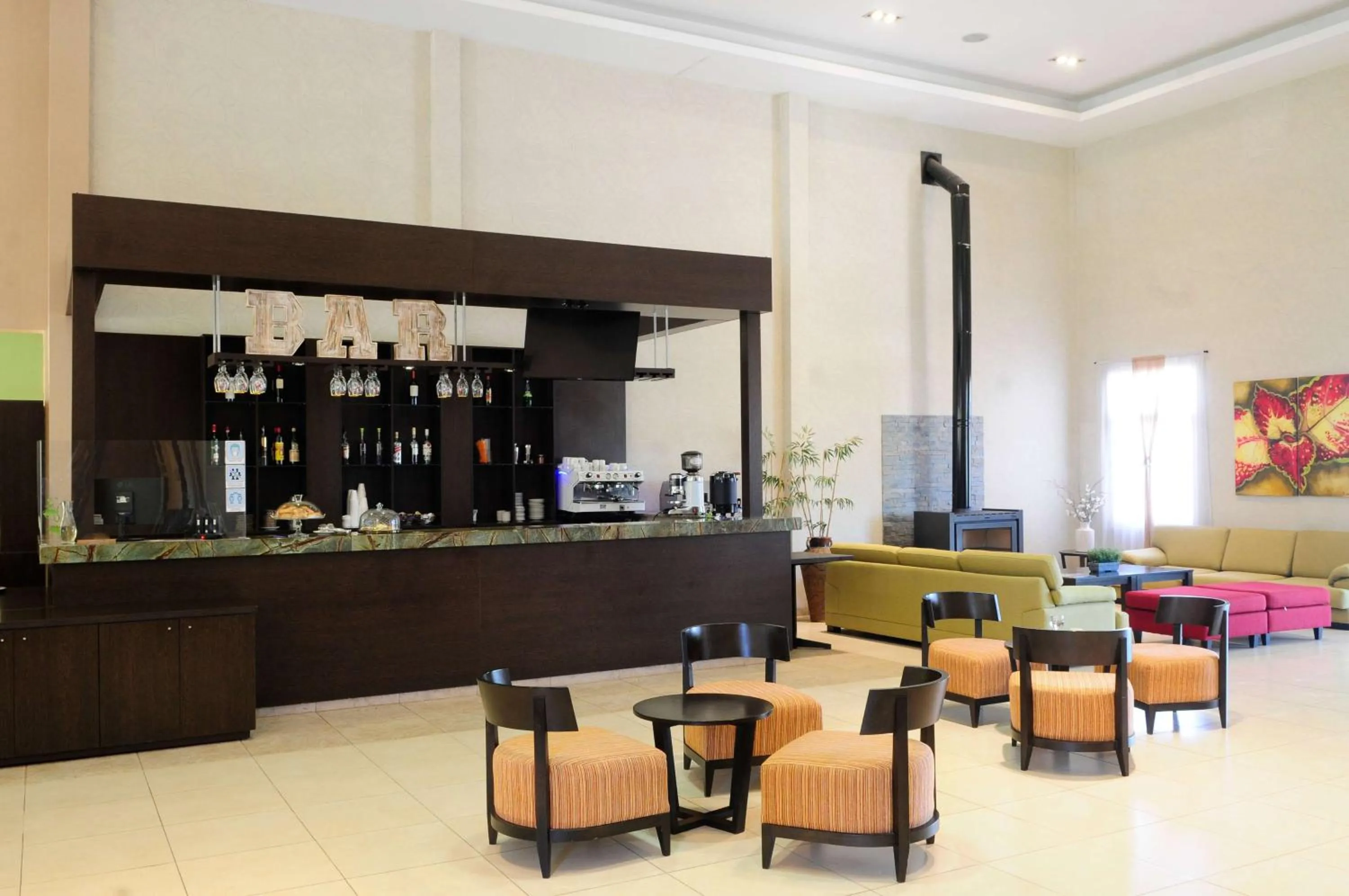 Lounge or bar in Howard Johnson Hotel & Resort Funes