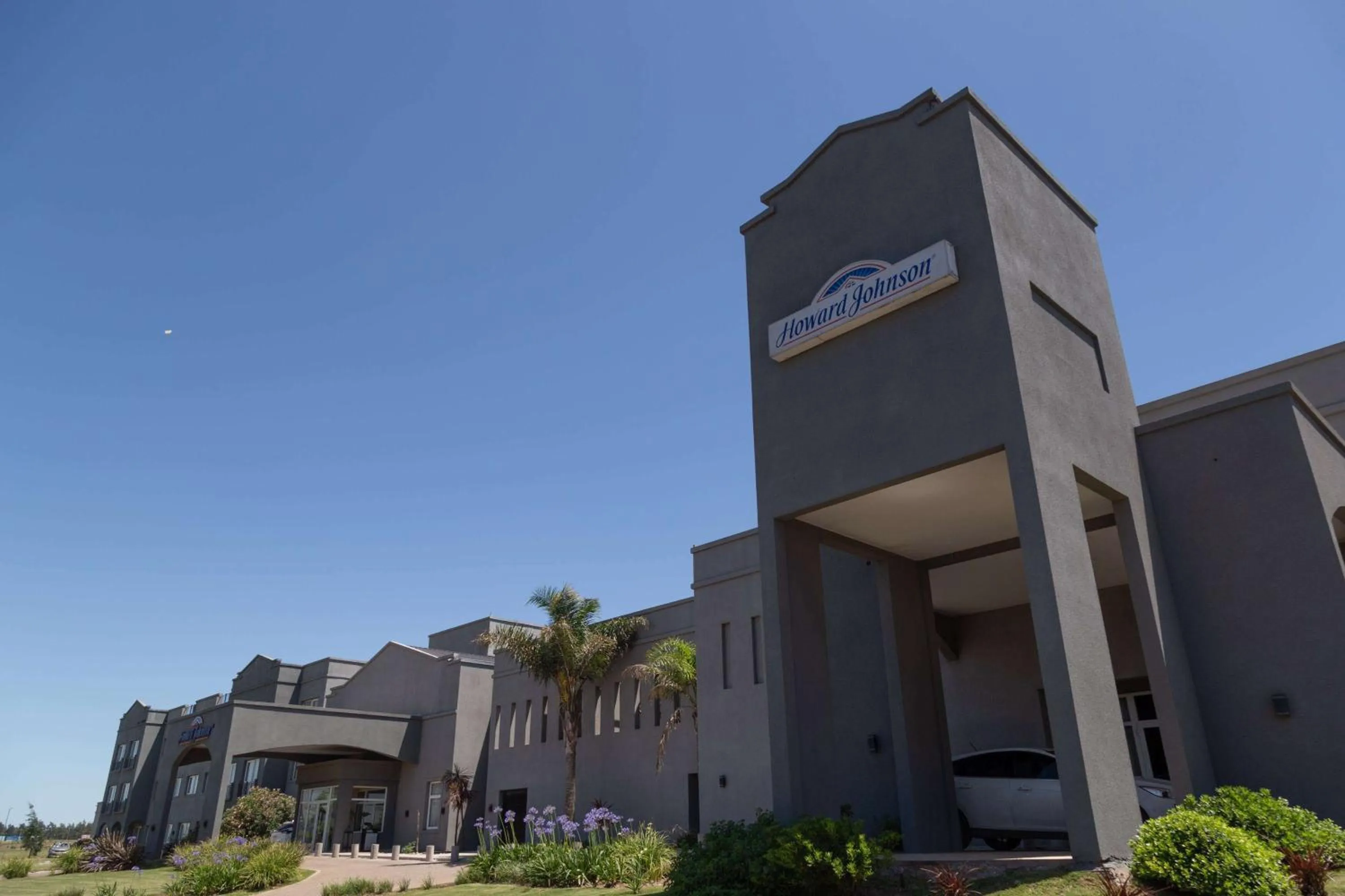 Property building in Howard Johnson Hotel & Resort Funes