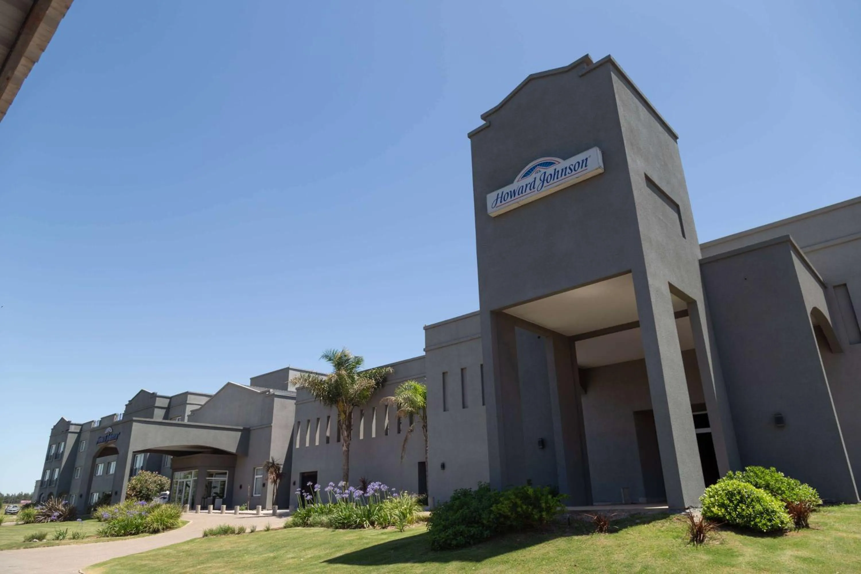 Property building in Howard Johnson Hotel & Resort Funes