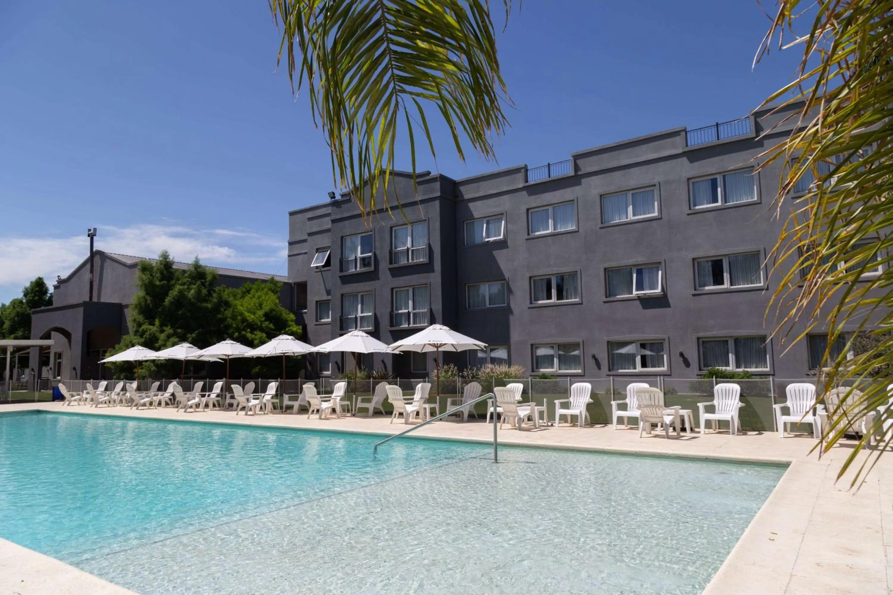 Pool view in Howard Johnson Hotel & Resort Funes