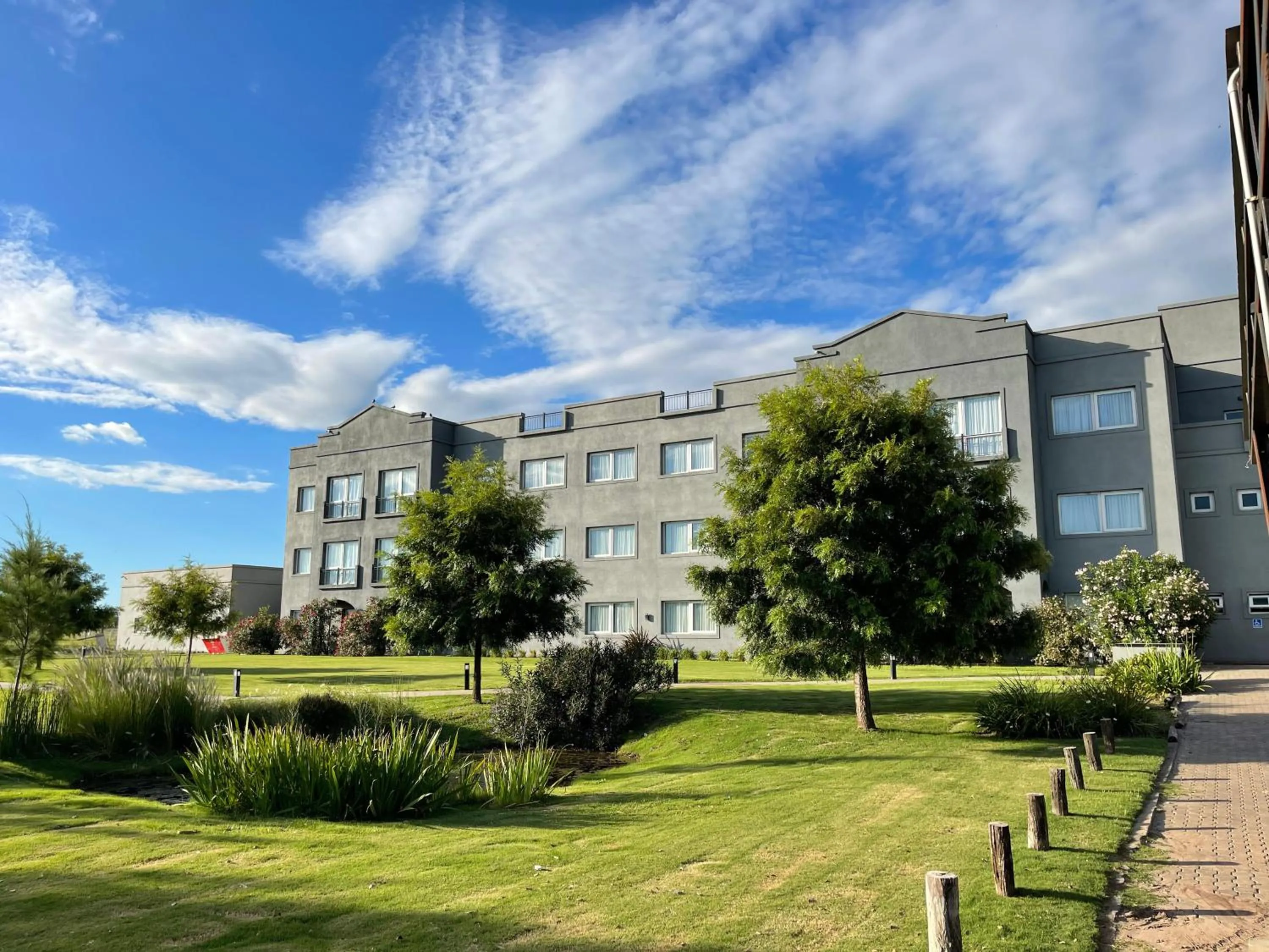 Howard Johnson Hotel & Resort Funes