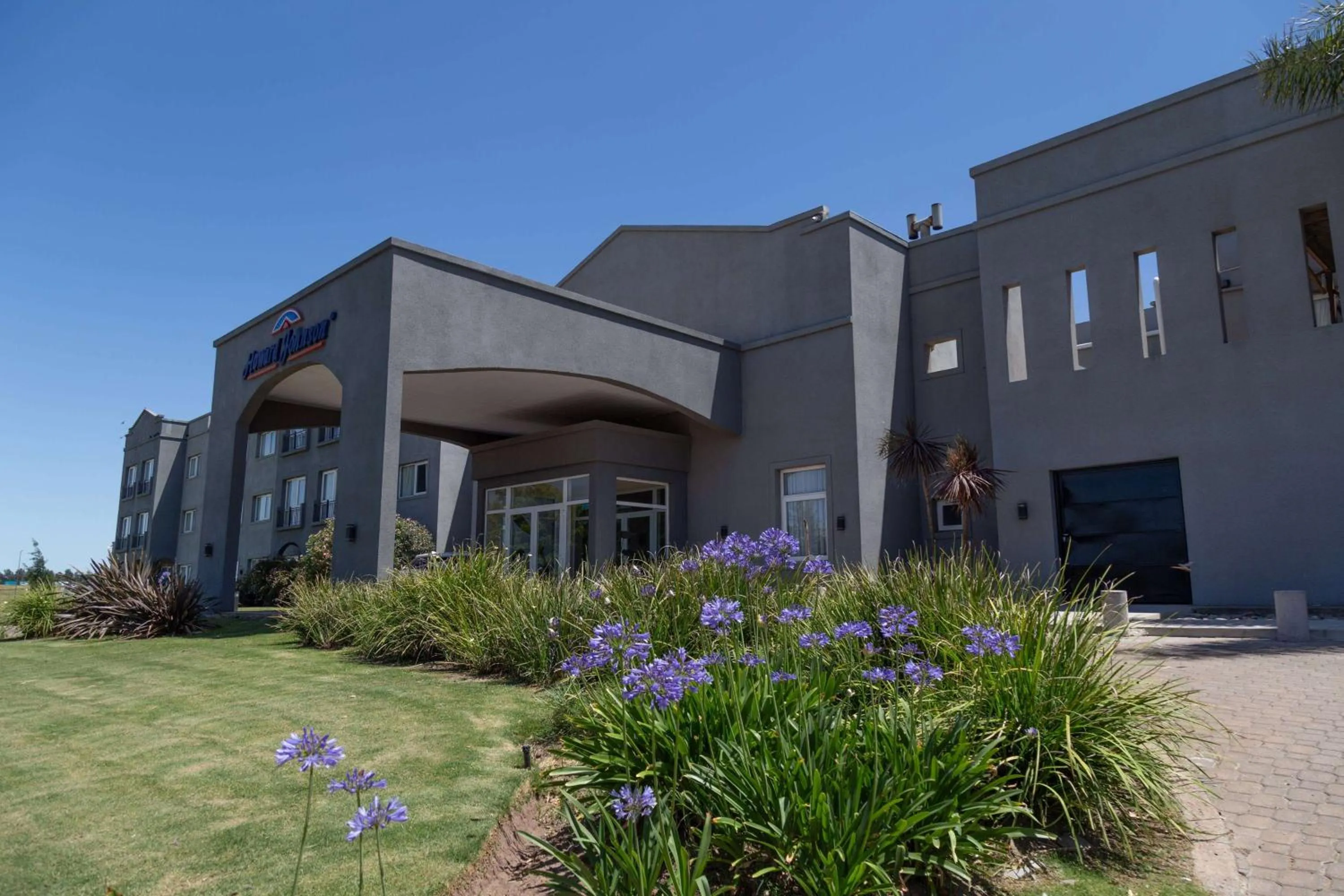 Property building in Howard Johnson Hotel & Resort Funes