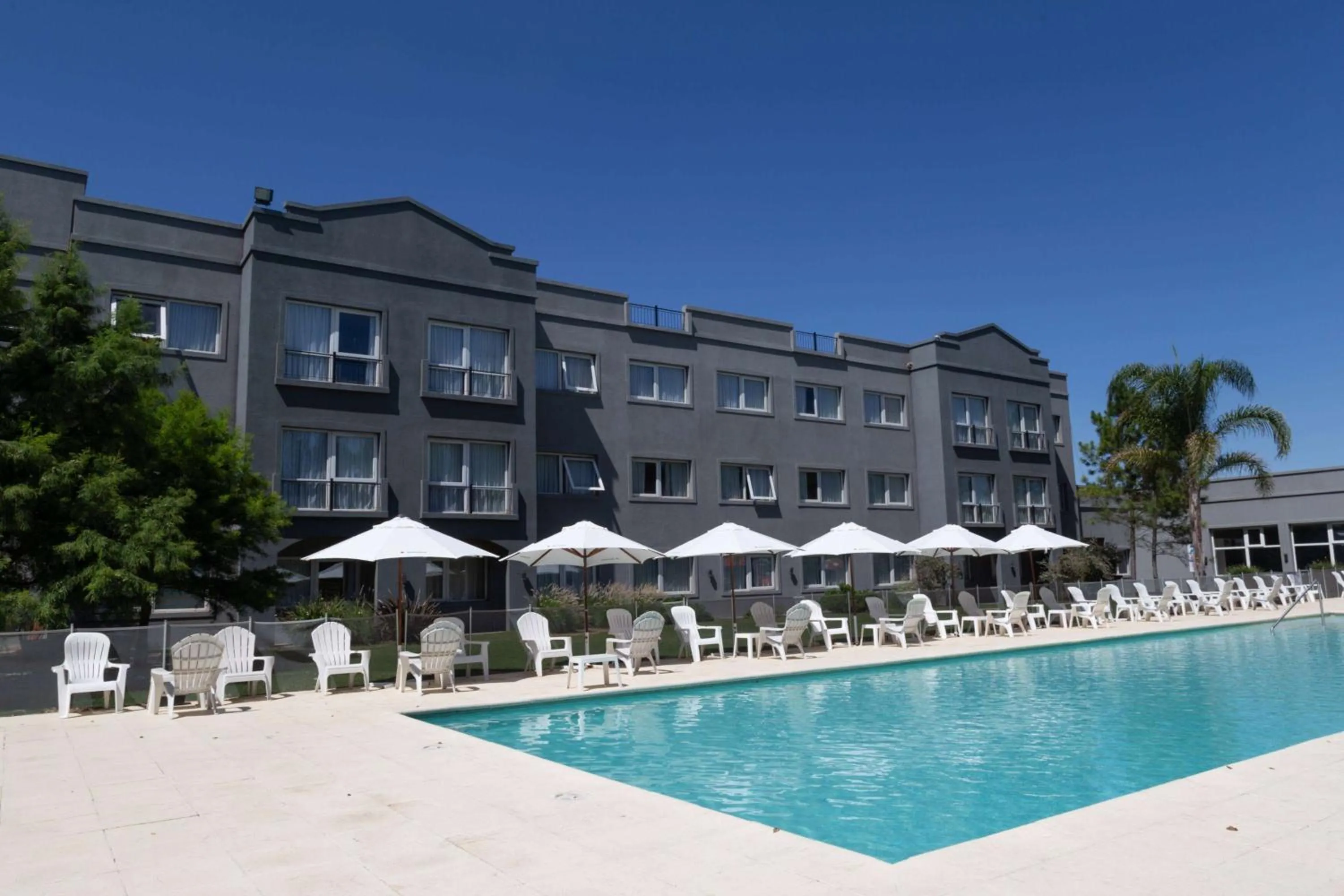 Pool view in Howard Johnson Hotel & Resort Funes
