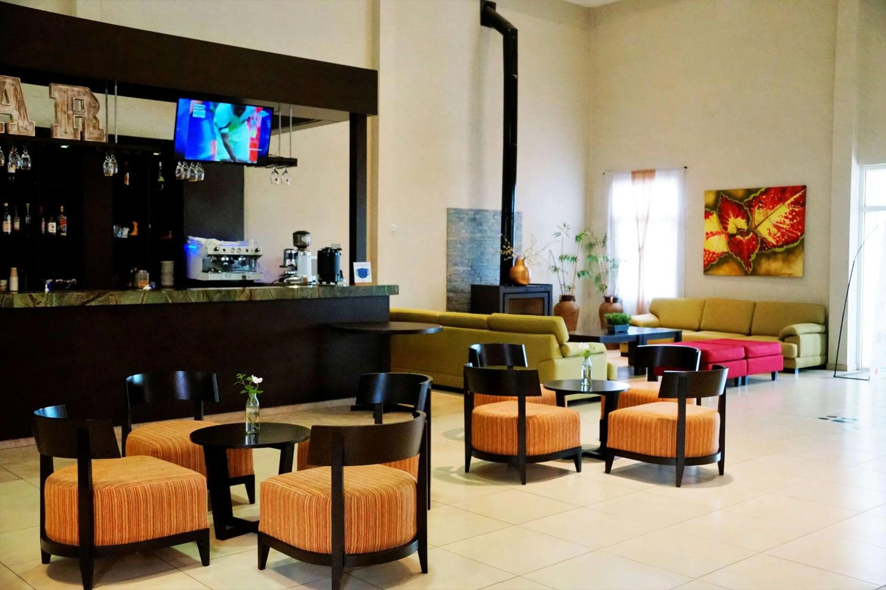 Lounge or bar in Howard Johnson Hotel & Resort Funes