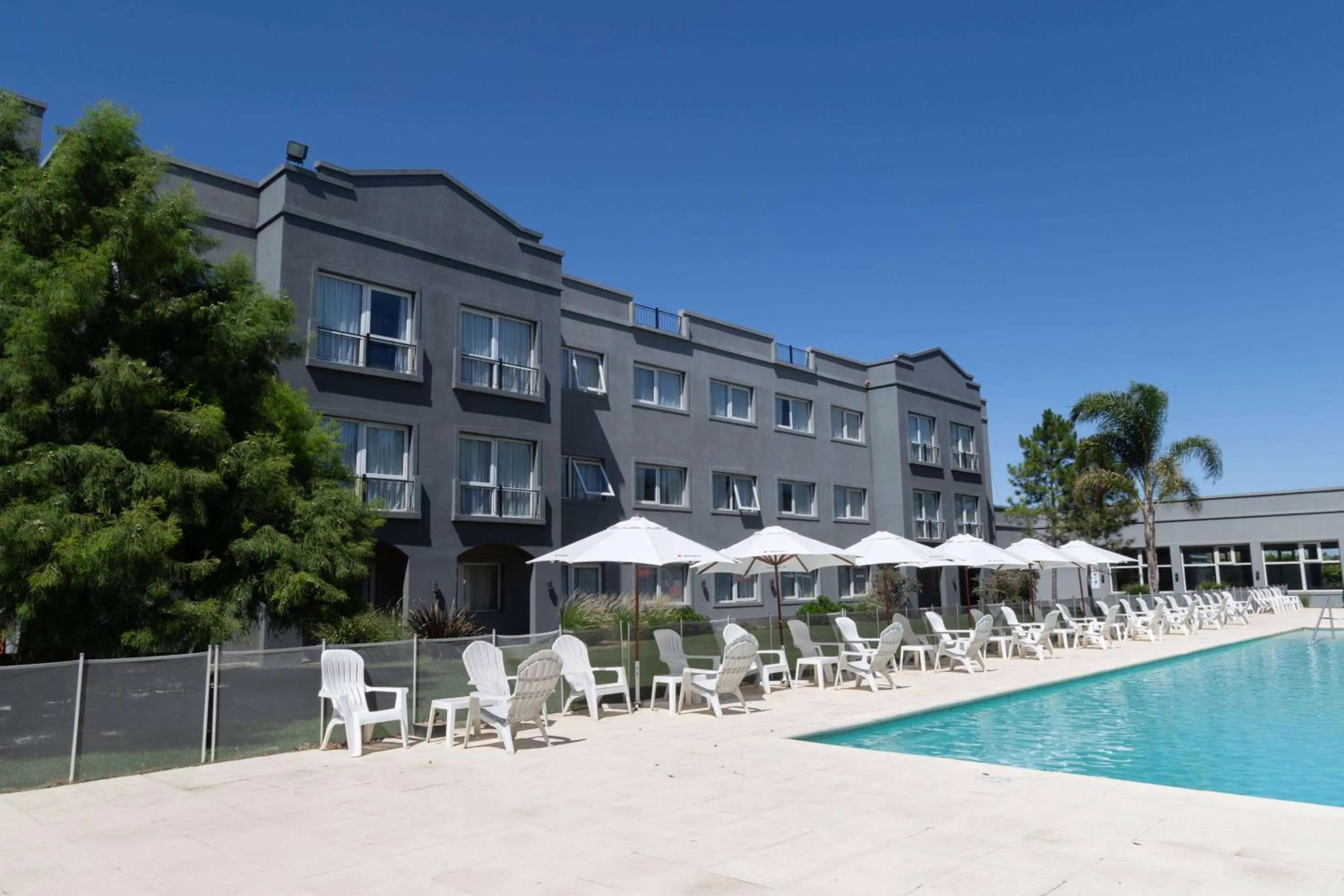 Pool view in Howard Johnson Hotel & Resort Funes