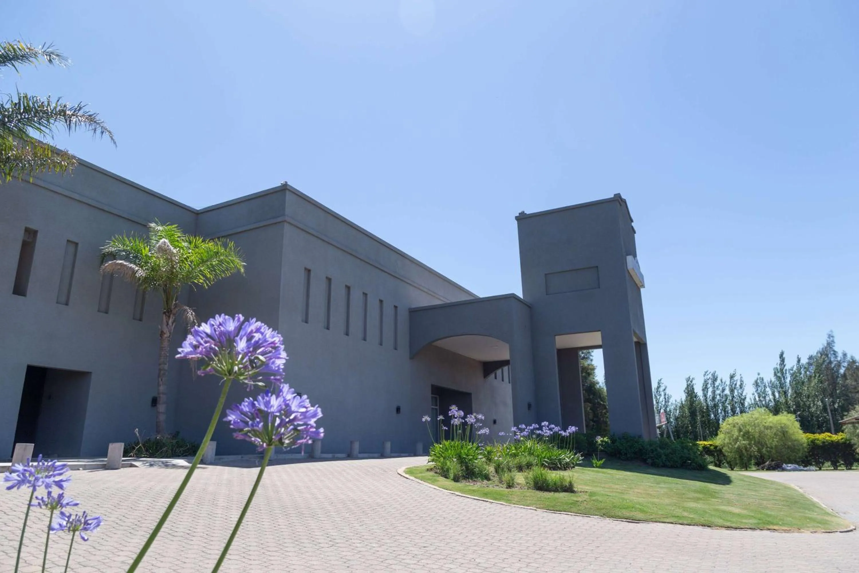 Property building in Howard Johnson Hotel & Resort Funes