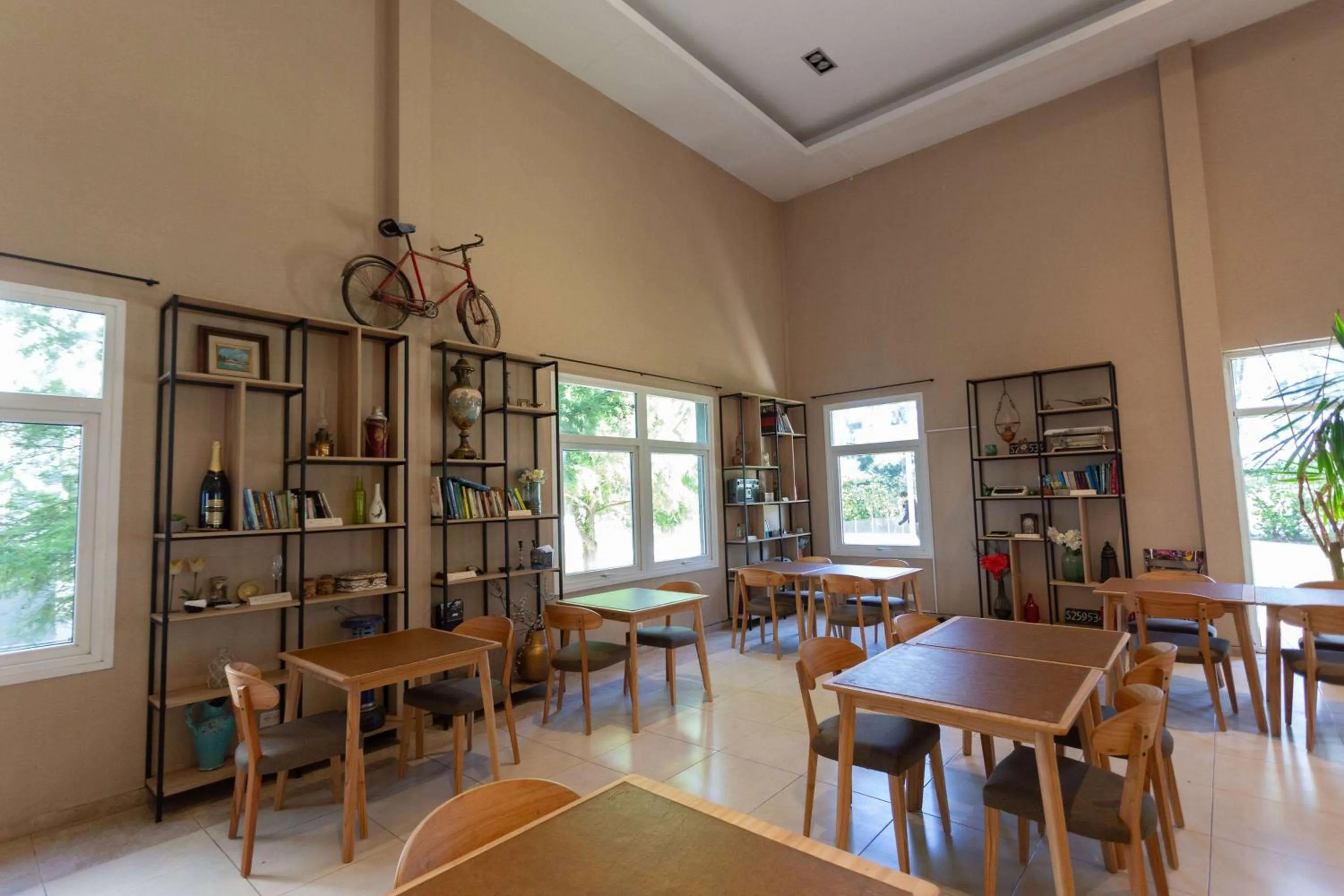 Meeting/conference room in Howard Johnson Hotel & Resort Funes