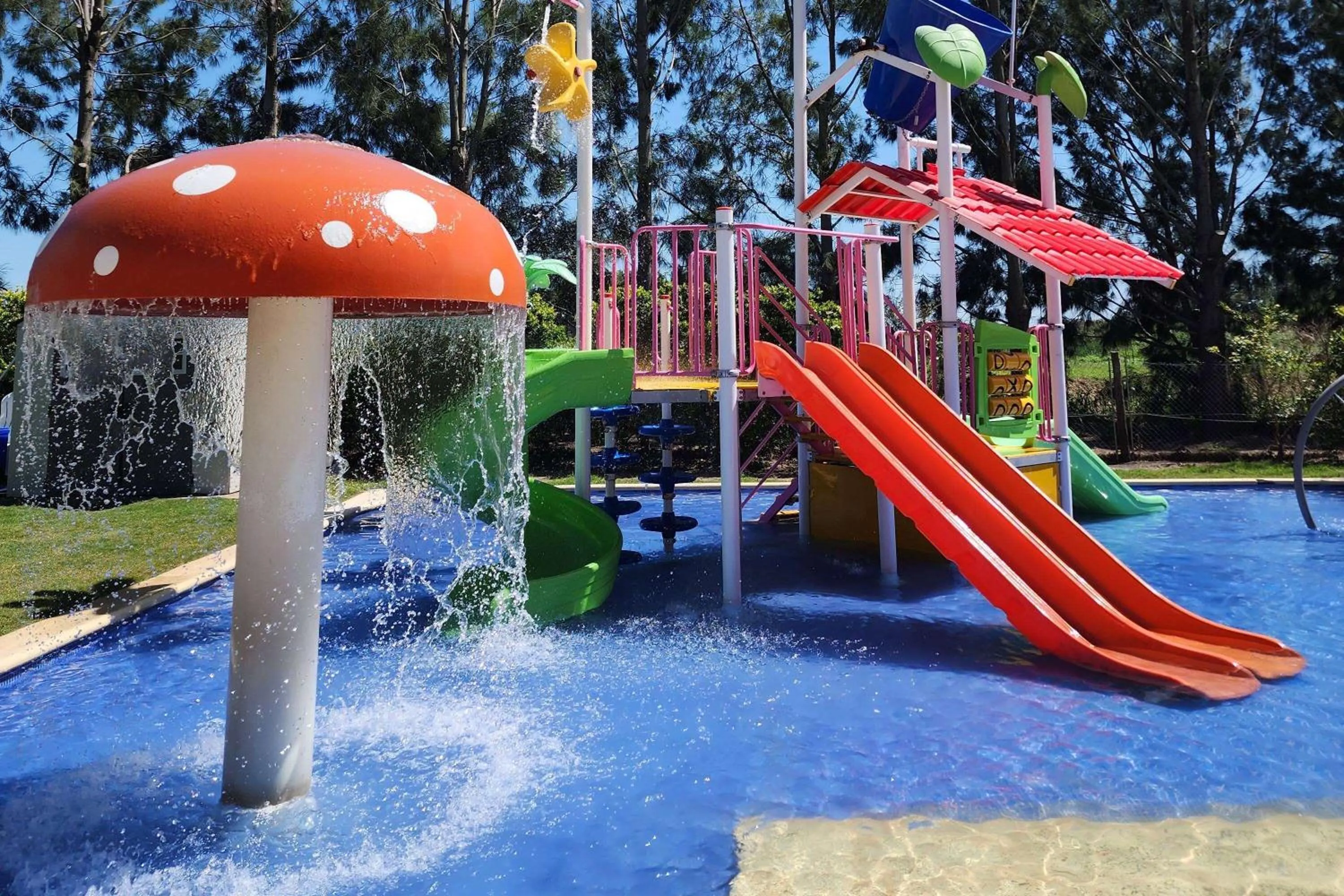 Pool view in Howard Johnson Hotel & Resort Funes