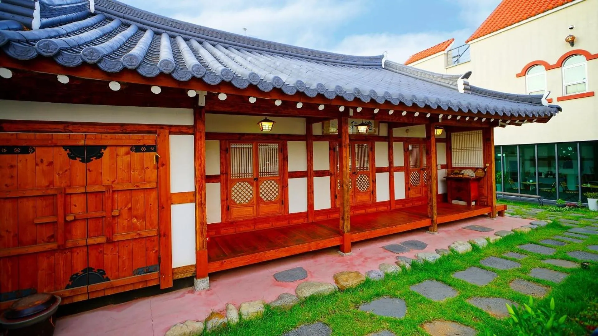 Jeonju Deokindang and Soo House Pension