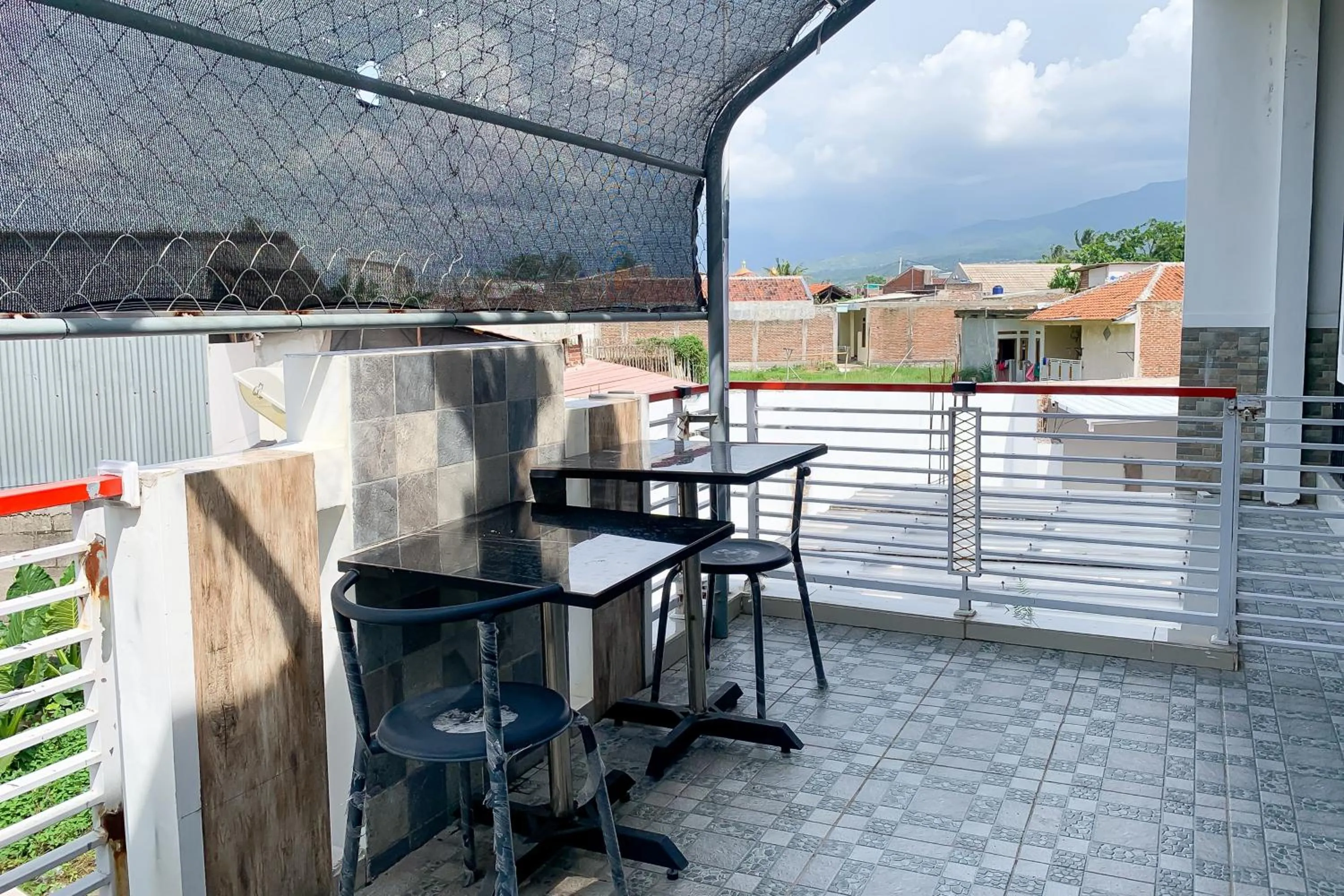 Seating area in Urbanview Hotel Permata Syariah Garut