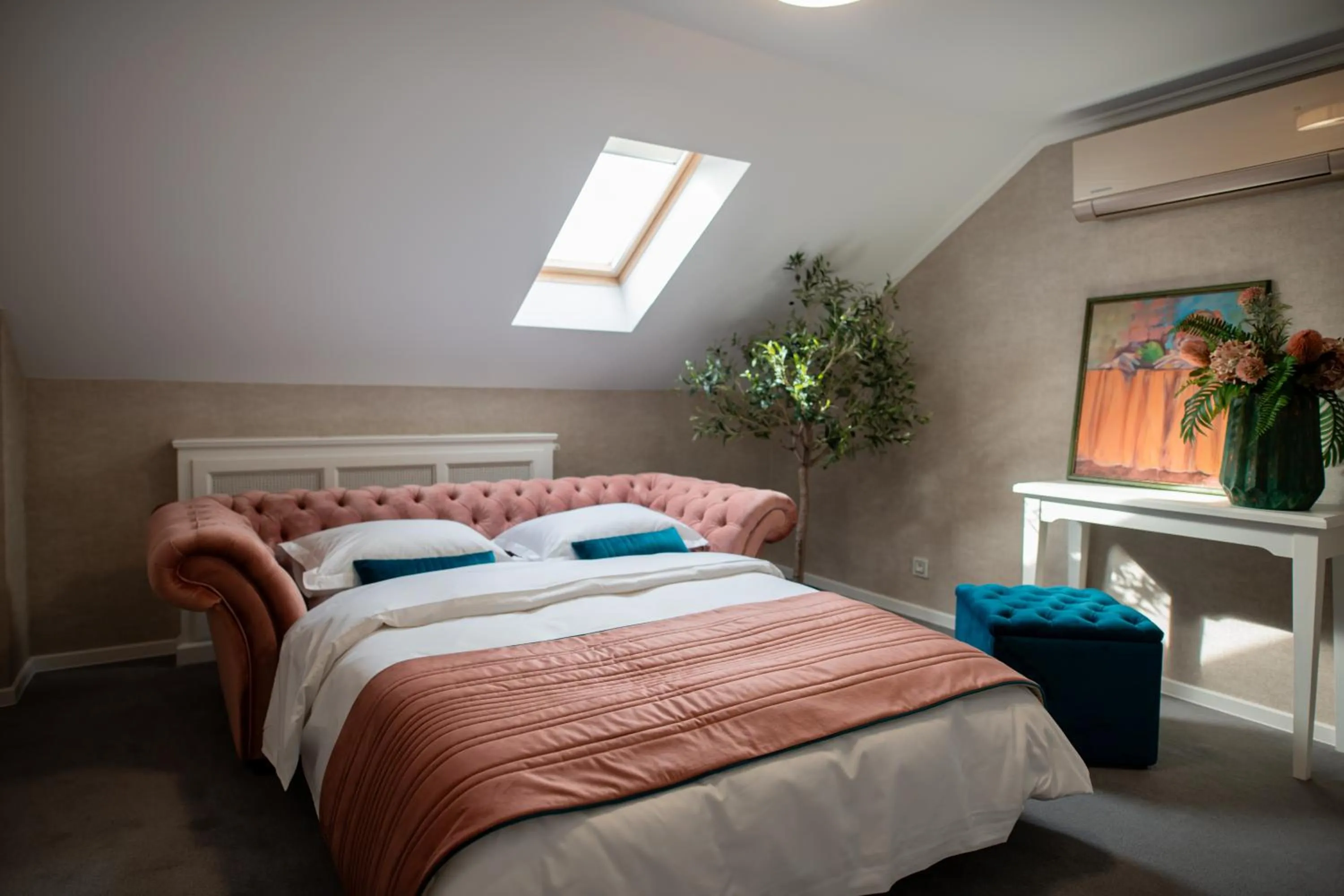 Seating area, Bed in Olivia 9teen Hotel Boutique