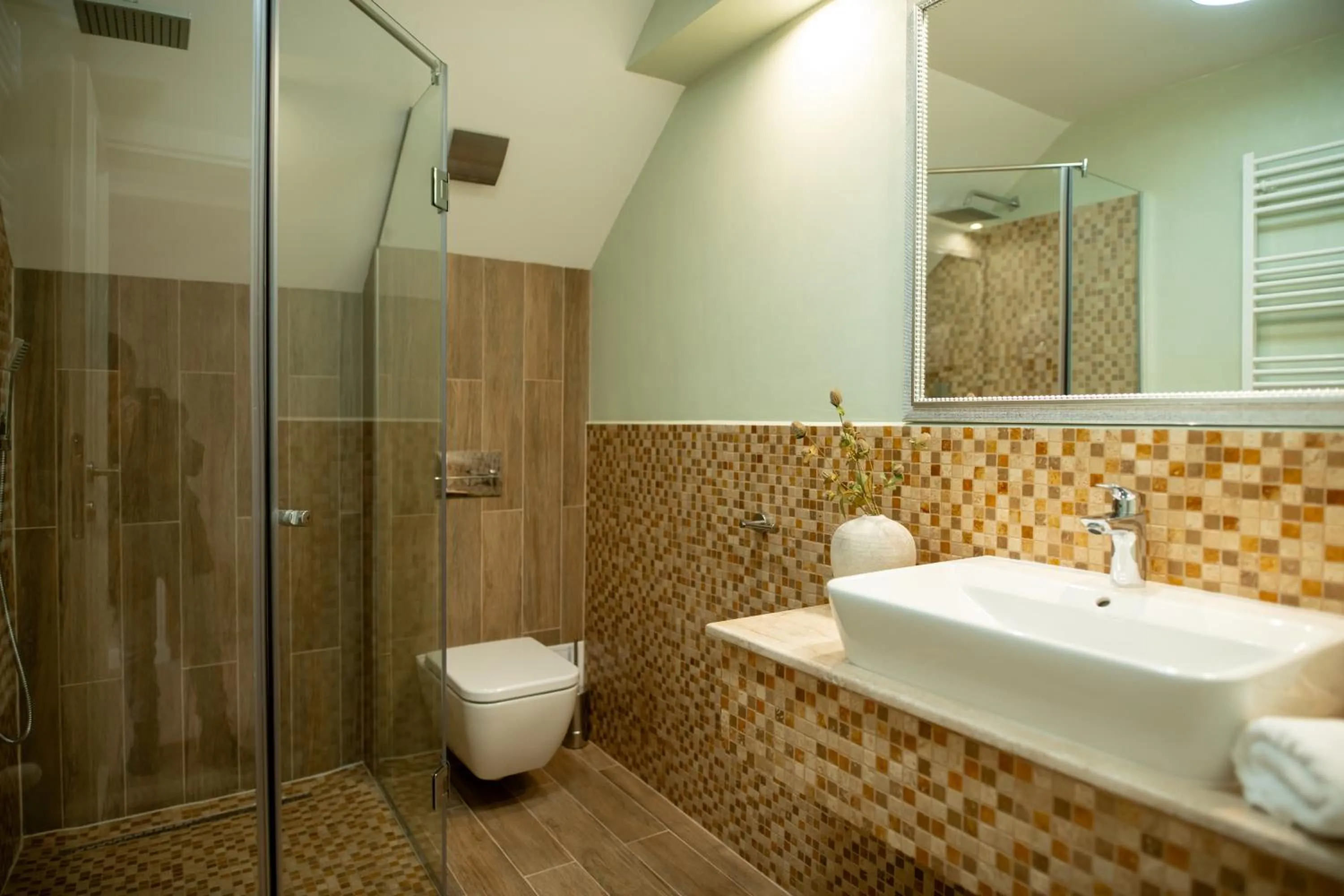 Shower in Olivia 9teen Hotel Boutique