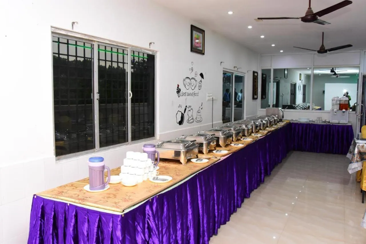 Restaurant/places to eat in Thavika O Nila Resort & Convention Centre