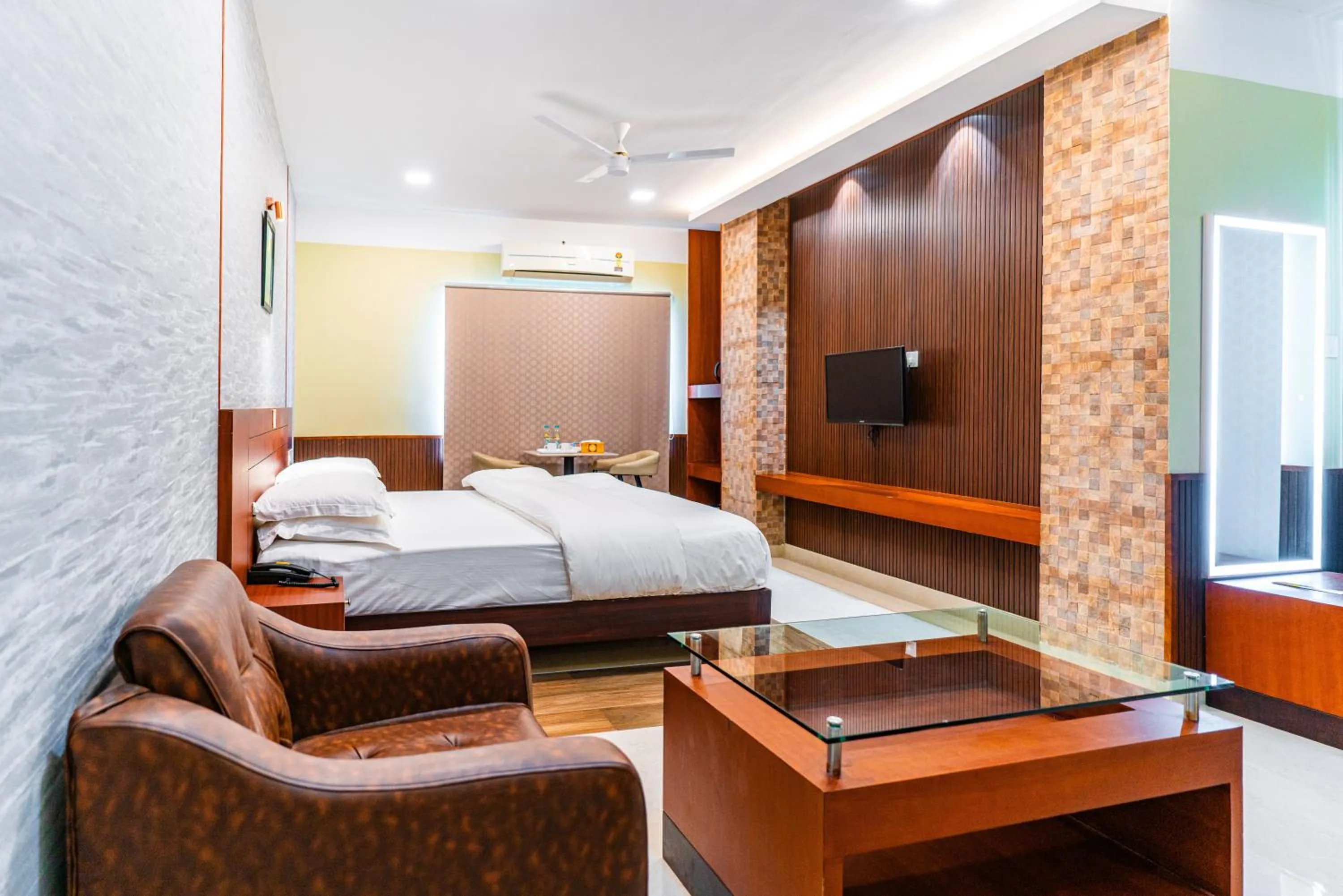 Living room, Bed in Misty Rock Hotels