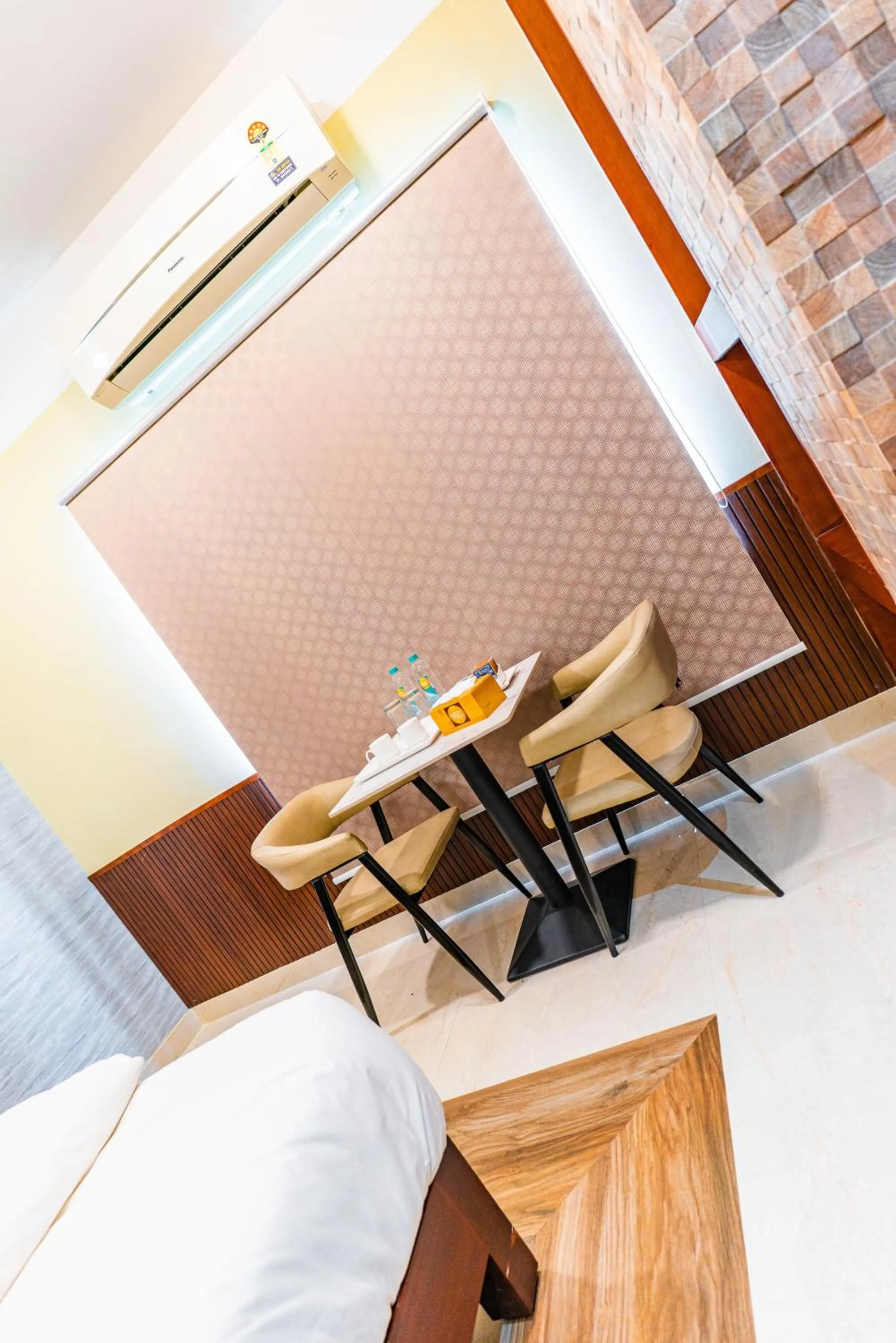 Seating area, Bed in Misty Rock Hotels