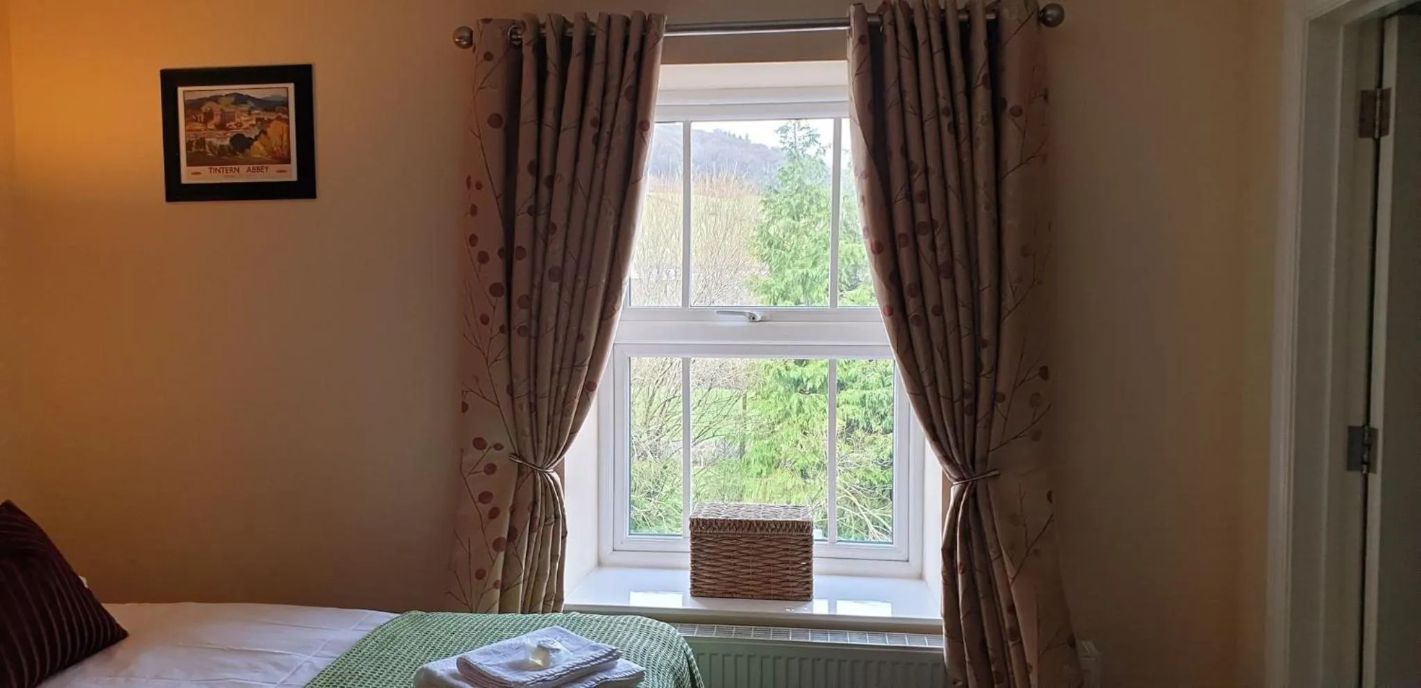 Bed in Usk And Railway Inn