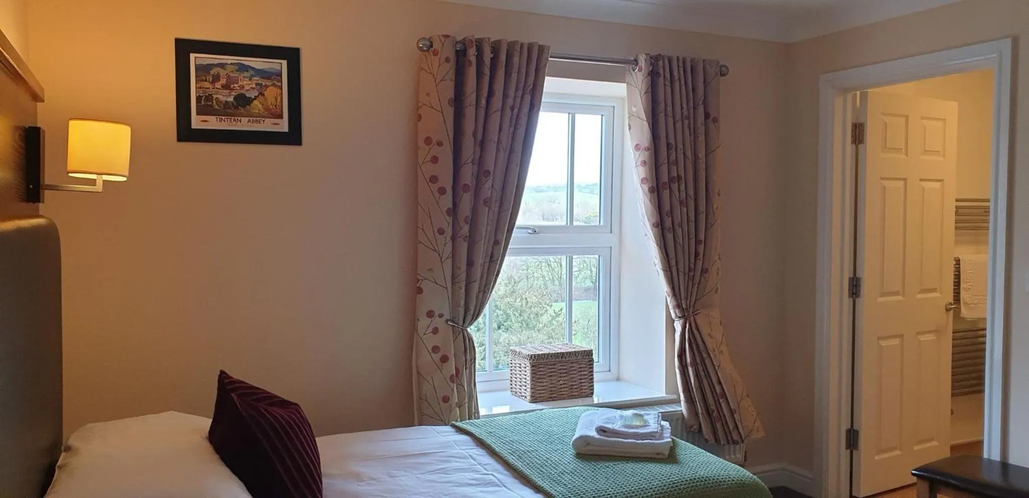 Bed in Usk And Railway Inn