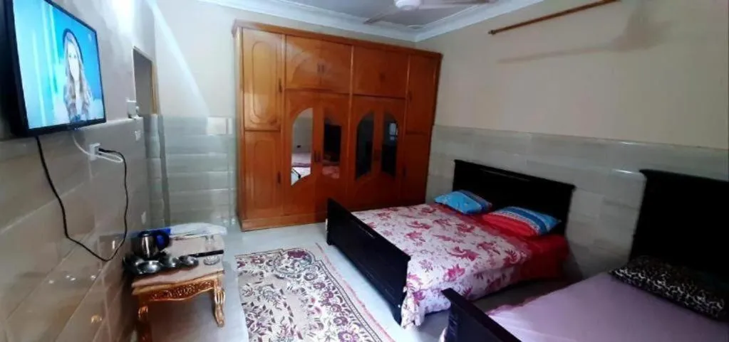 Bedroom, Bed in Pyramids View