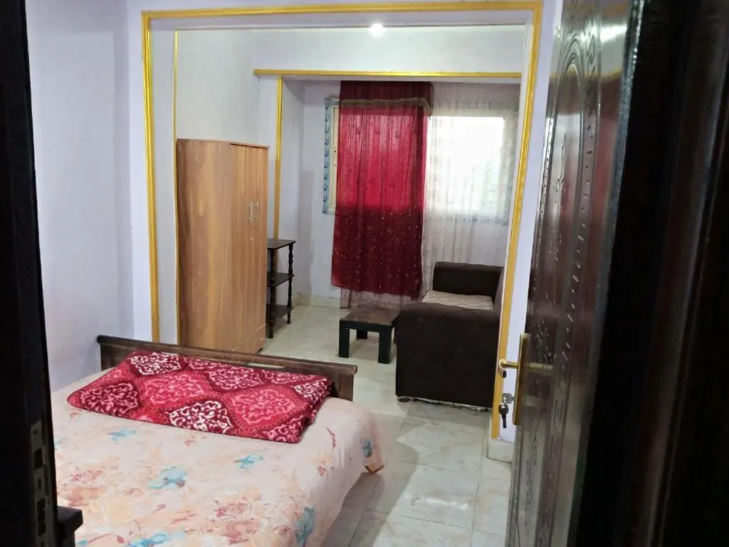 Bedroom, Bed in Pyramids View