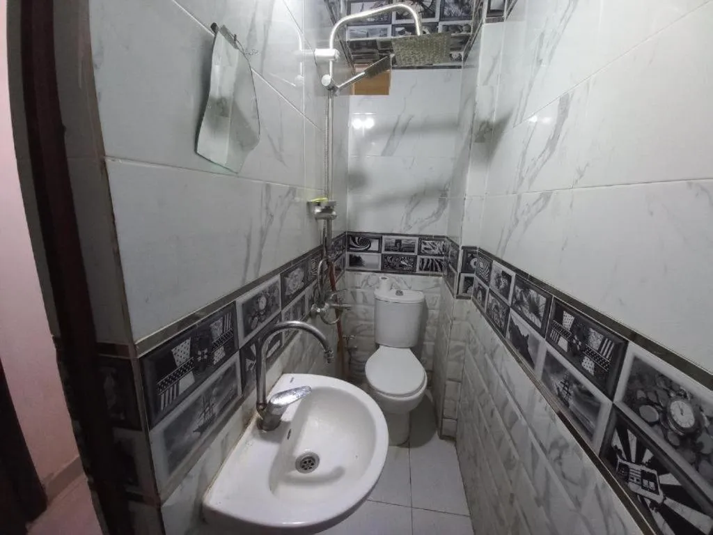 Shower in Pyramids View