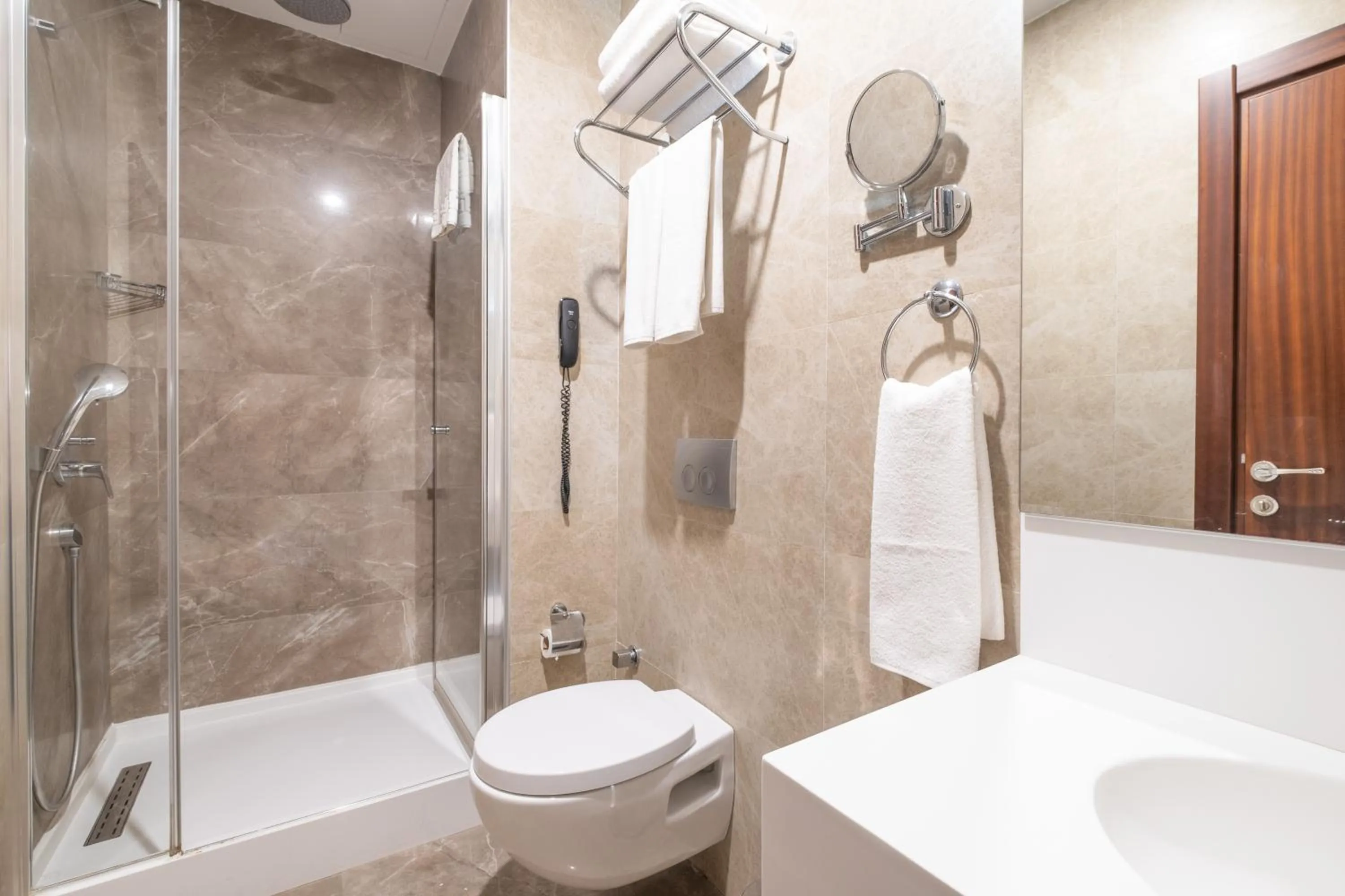 Bathroom in Park by Clover Nişantaşı Harbiye Şişli