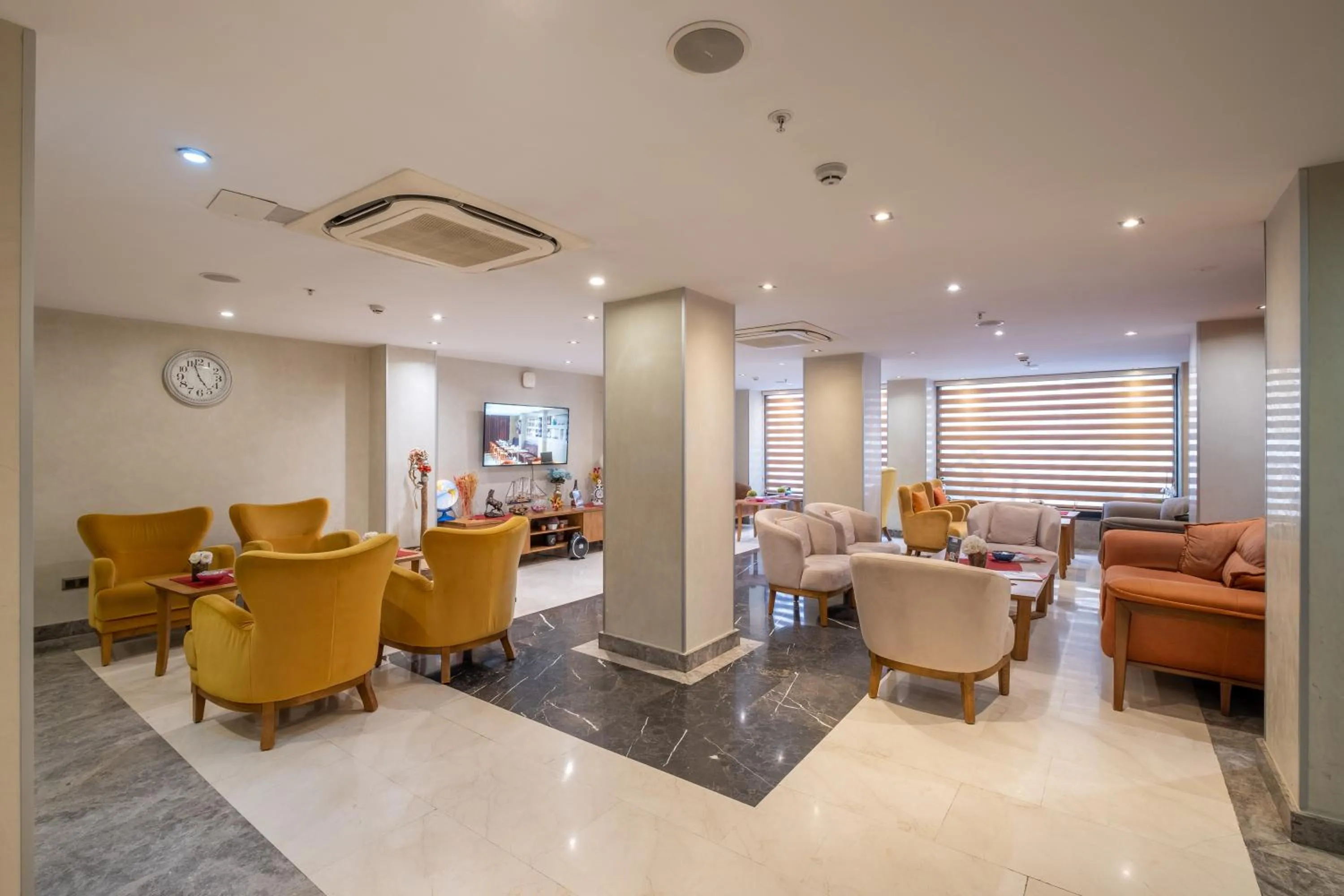 Communal lounge/ TV room in Park by Clover Nişantaşı Harbiye Şişli