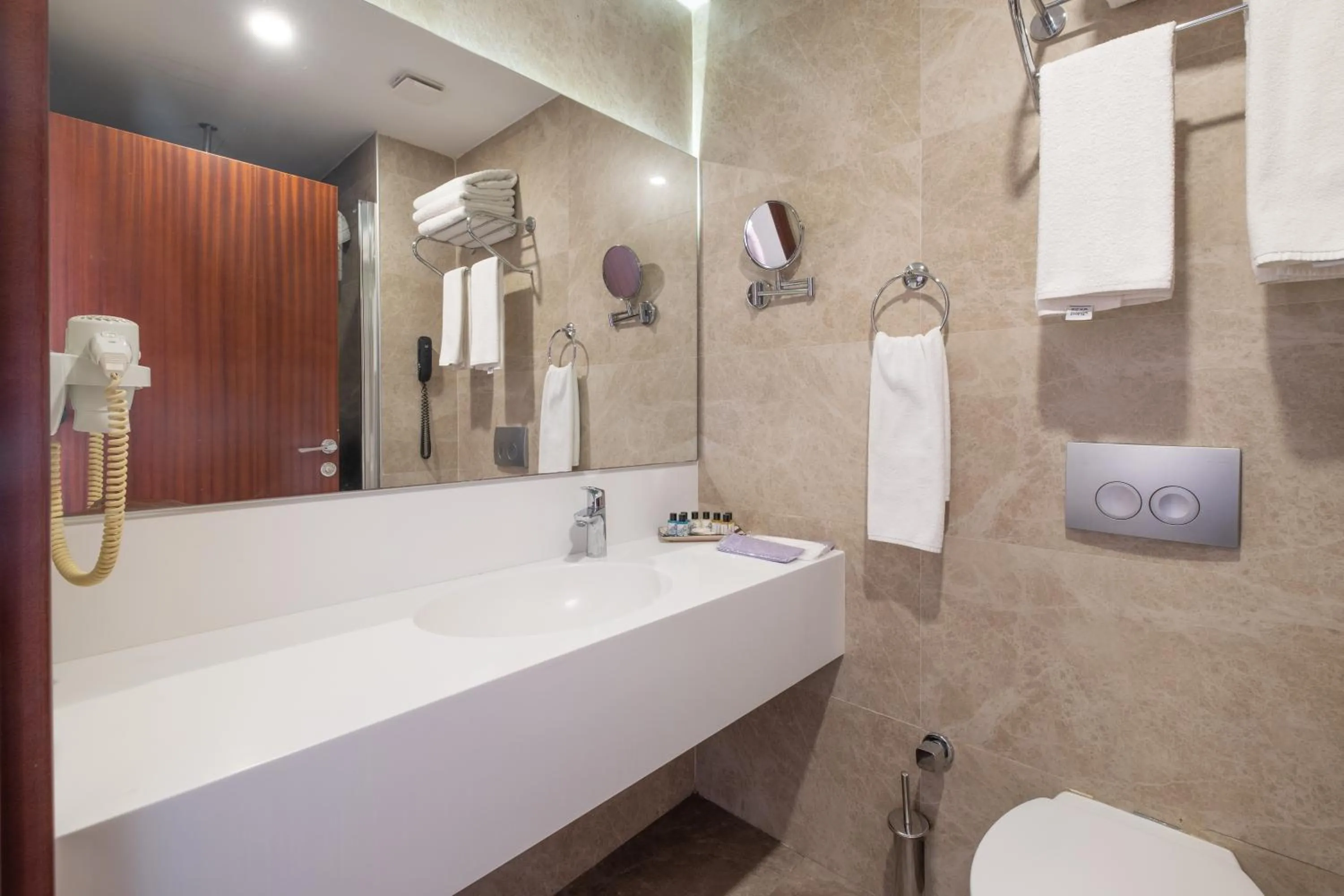 Bathroom in Park by Clover Nişantaşı Harbiye Şişli