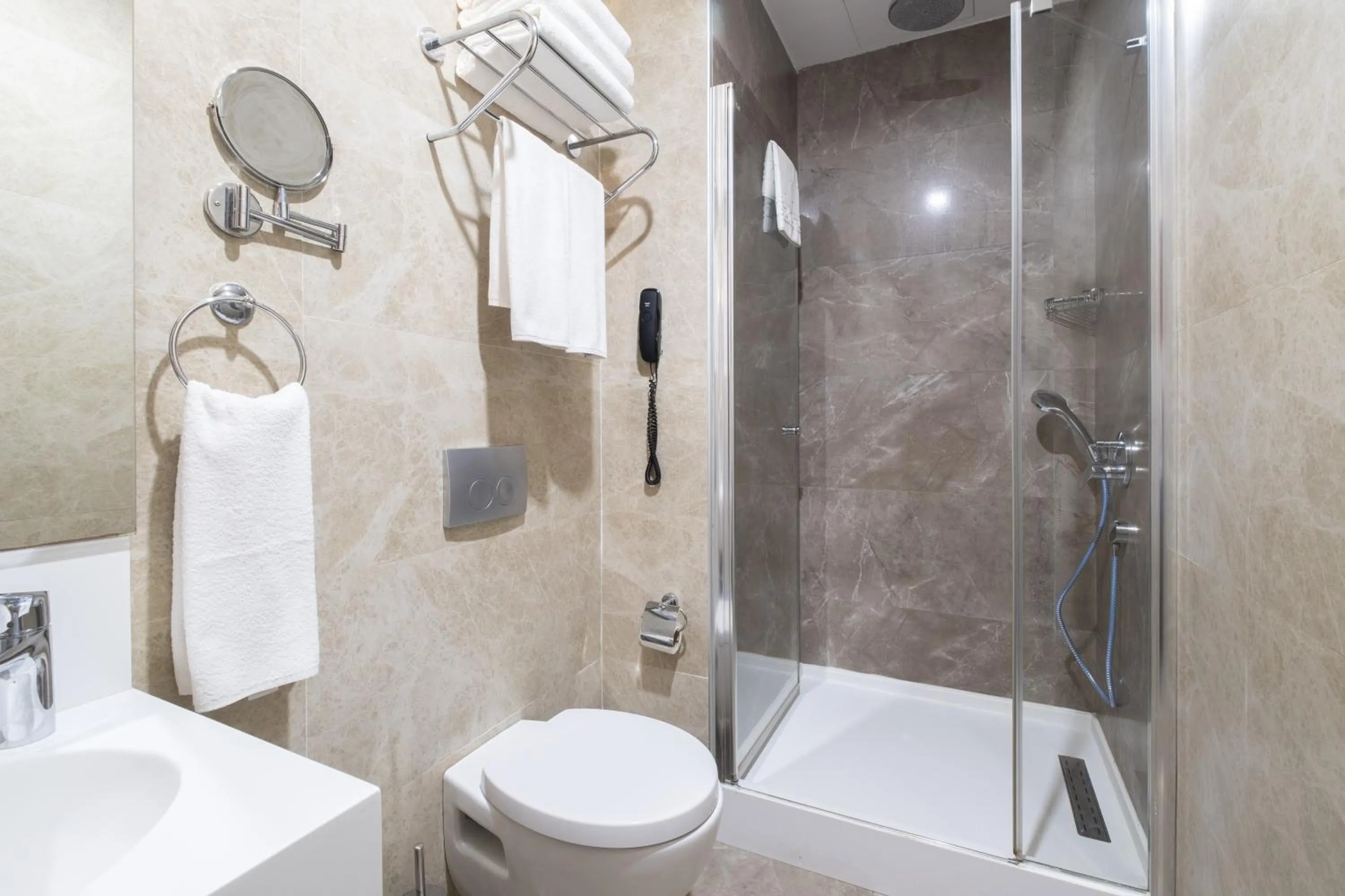 Bathroom in Park by Clover Nişantaşı Harbiye Şişli