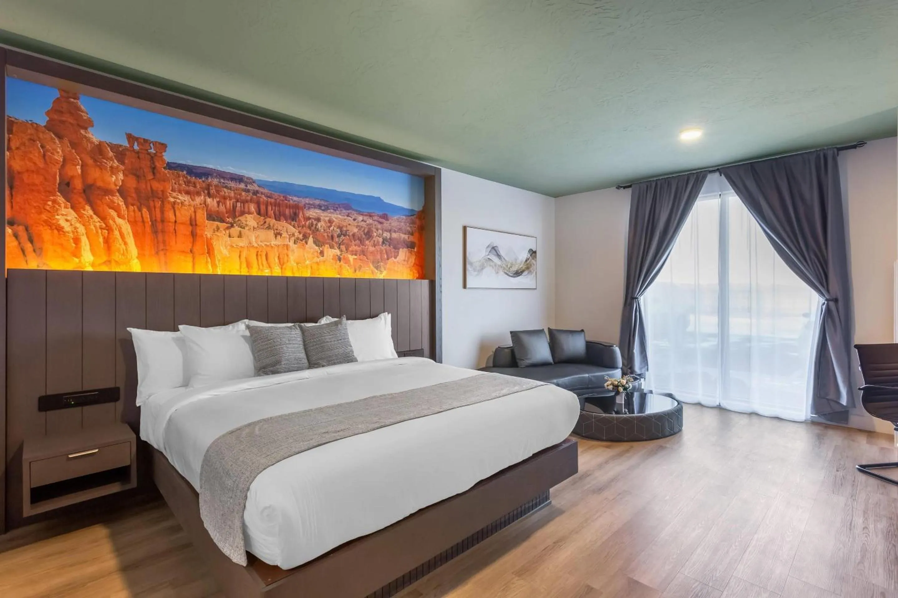 Bedroom, Bed in The Valor, an Ascend Collection Hotel