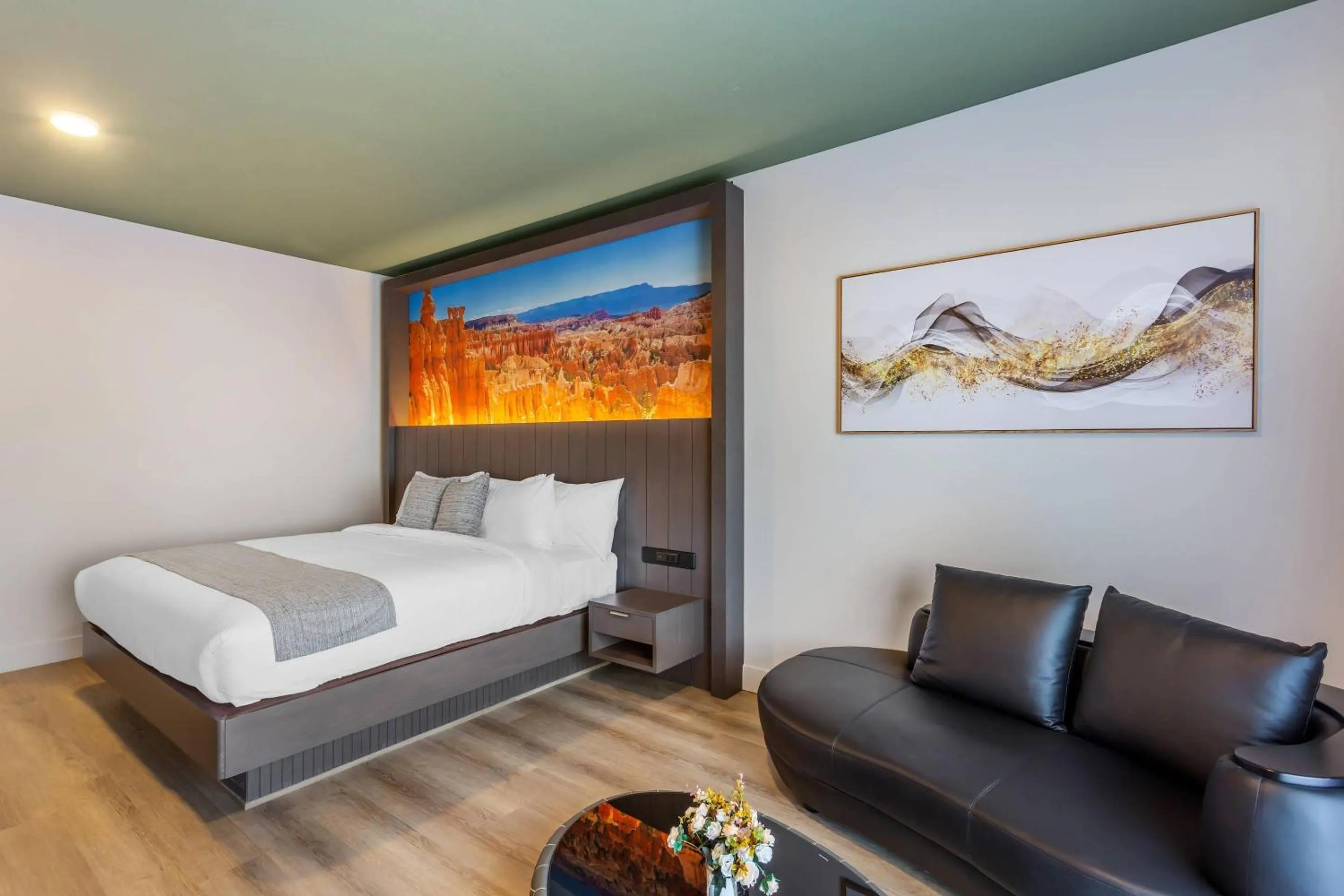 Bedroom, Bed in The Valor, an Ascend Collection Hotel