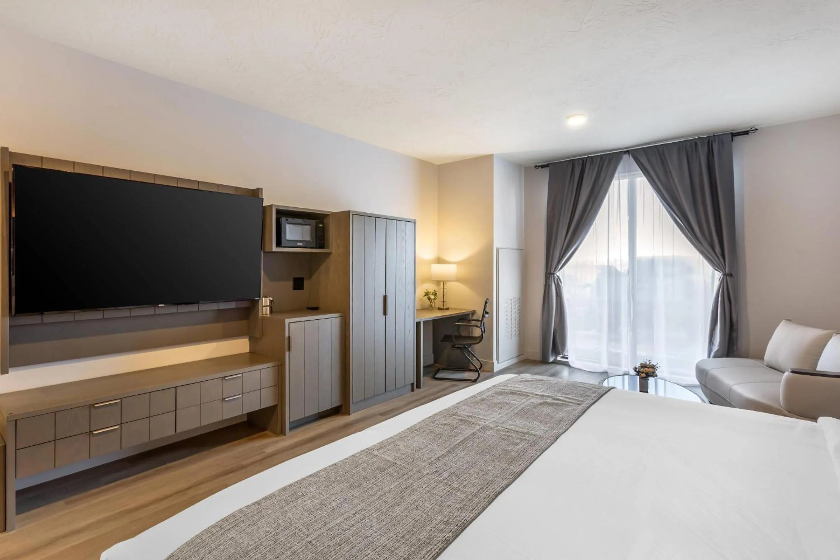 Bedroom, Bed in The Valor, an Ascend Collection Hotel