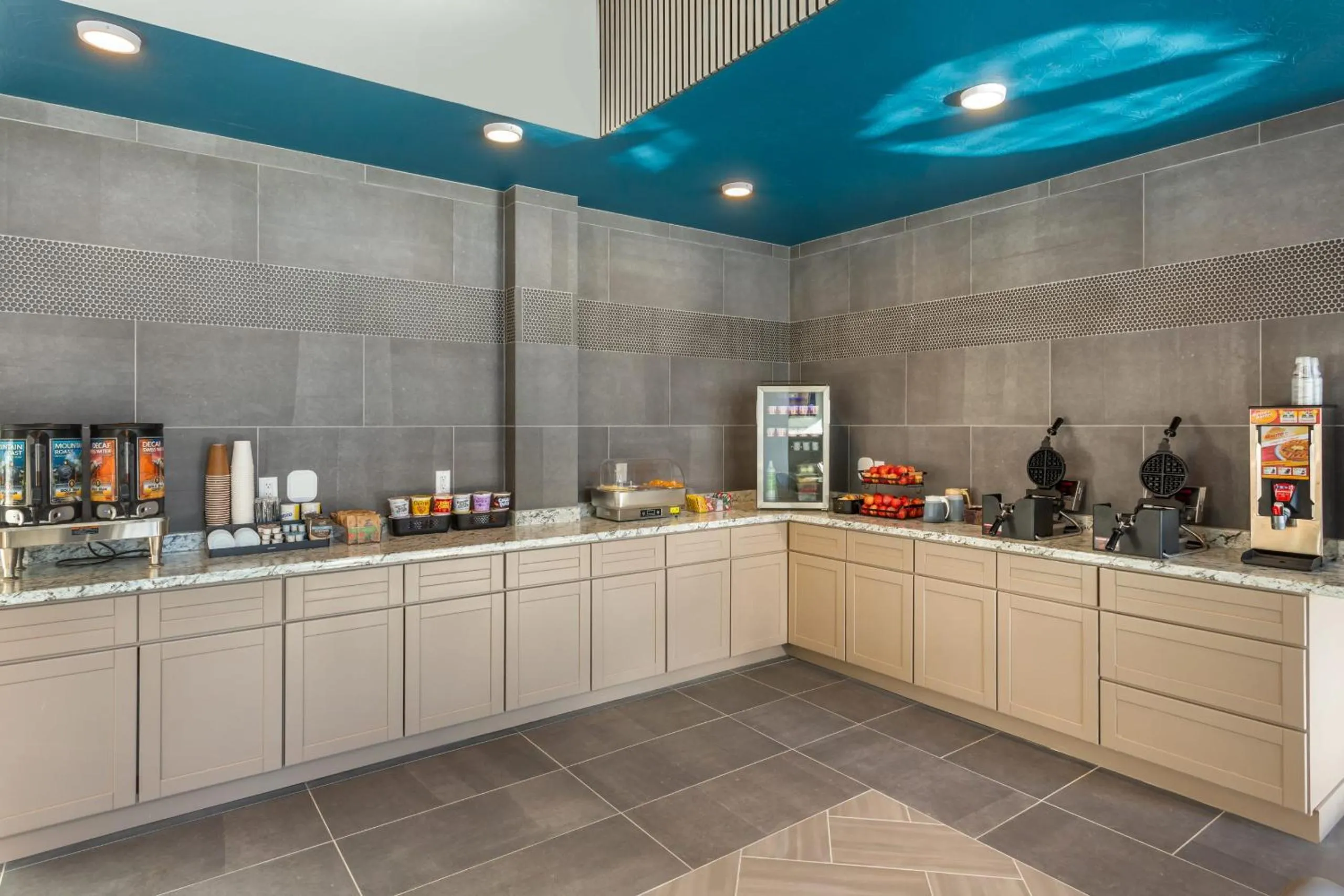 Coffee/tea facilities in The Valor, an Ascend Collection Hotel