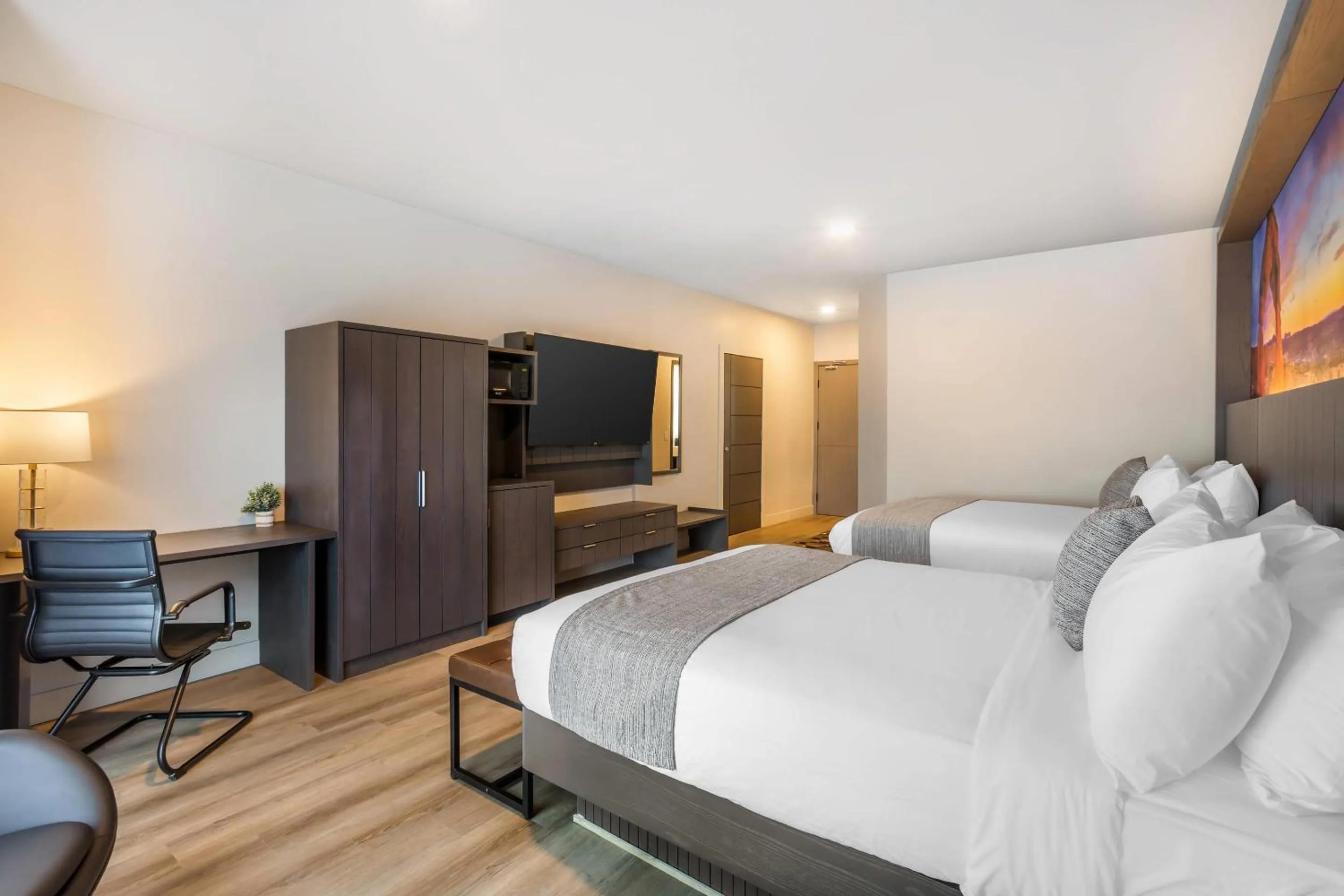 Bedroom, Bed in The Valor, an Ascend Collection Hotel