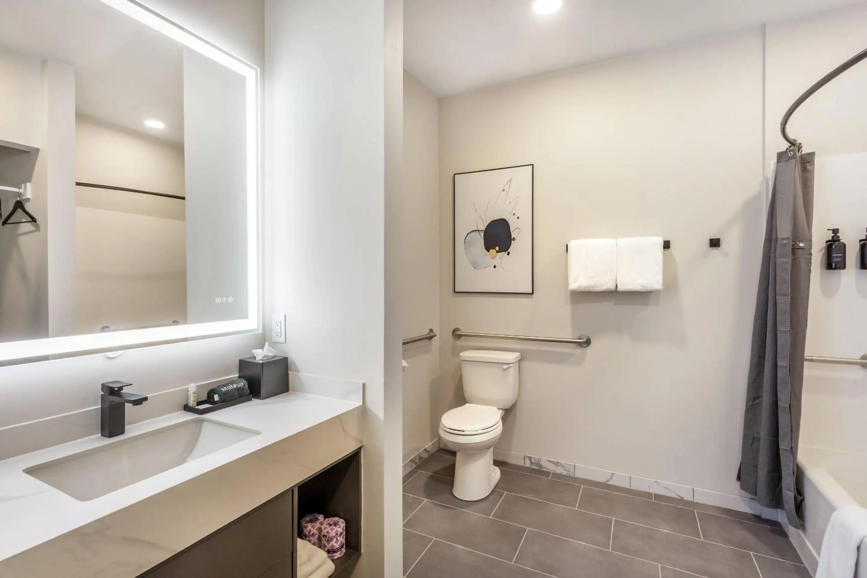 Bedroom in The Valor, an Ascend Collection Hotel