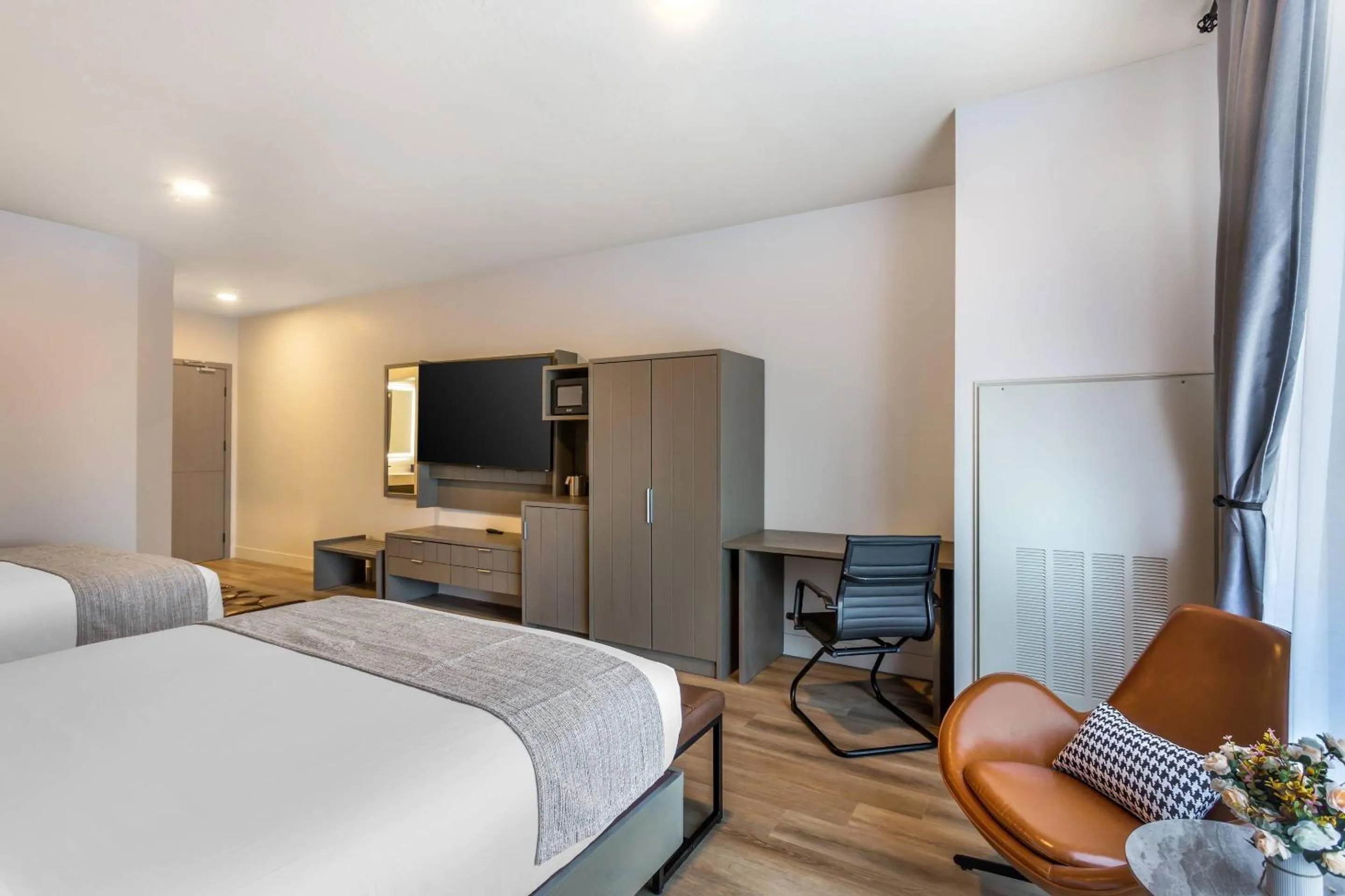 Bedroom, Bed in The Valor, an Ascend Collection Hotel