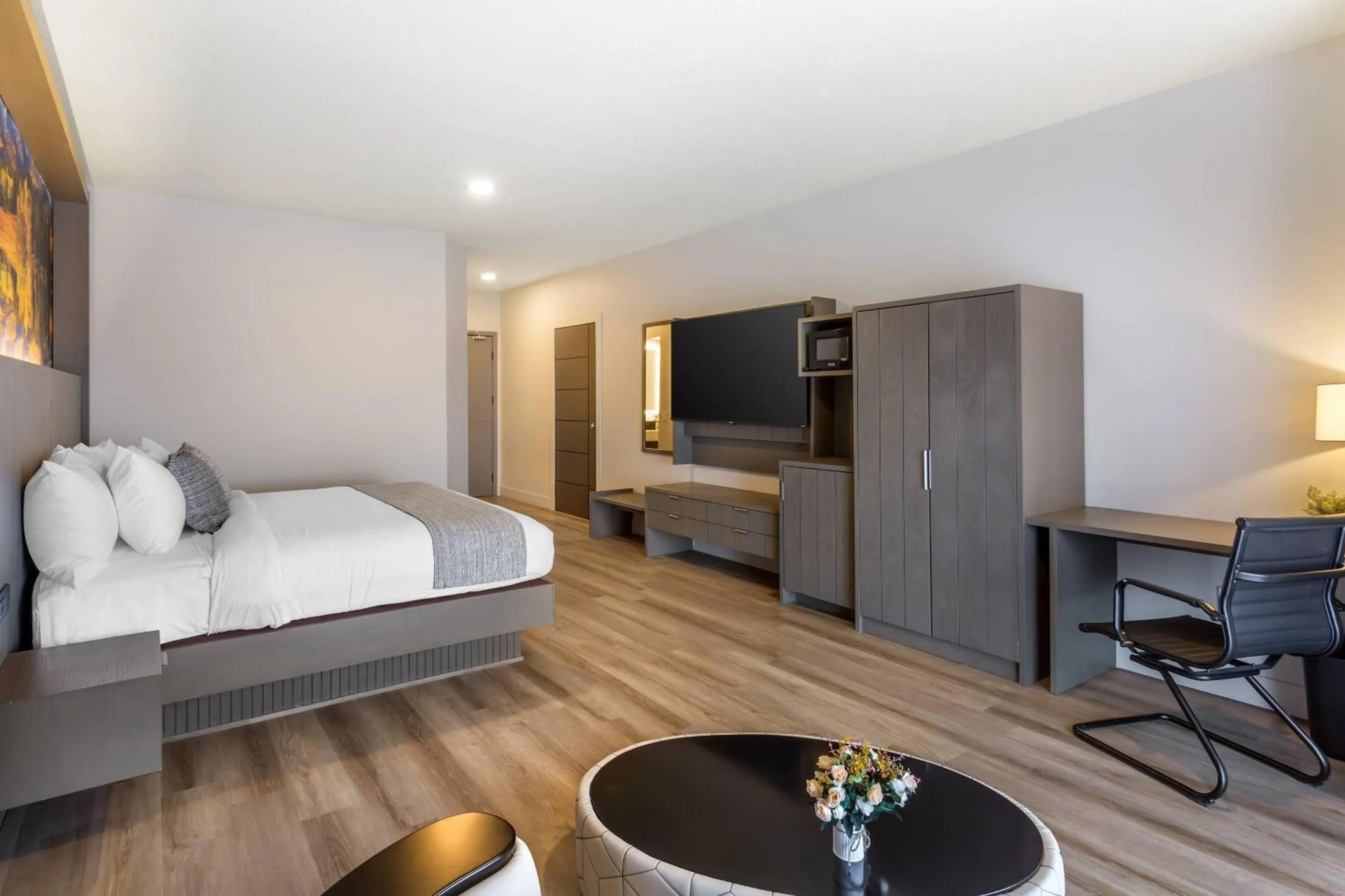 Bedroom, Bed in The Valor, an Ascend Collection Hotel