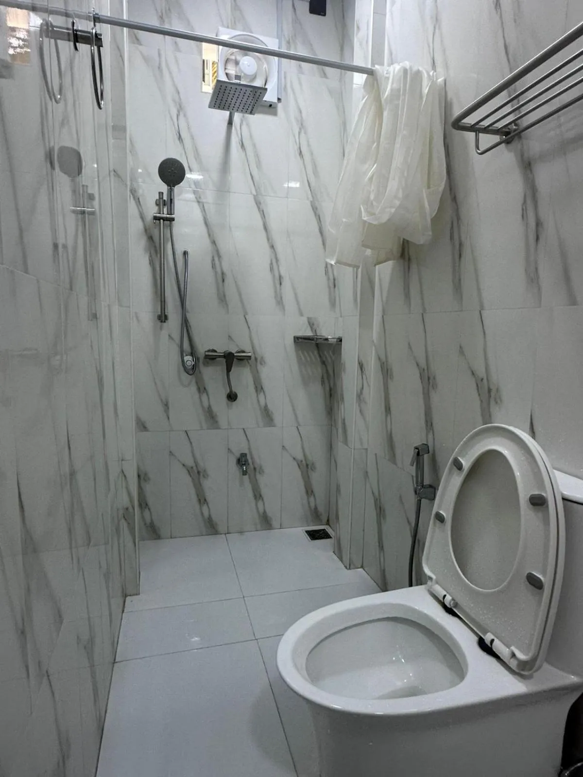 Shower in Skyinn omadhoo