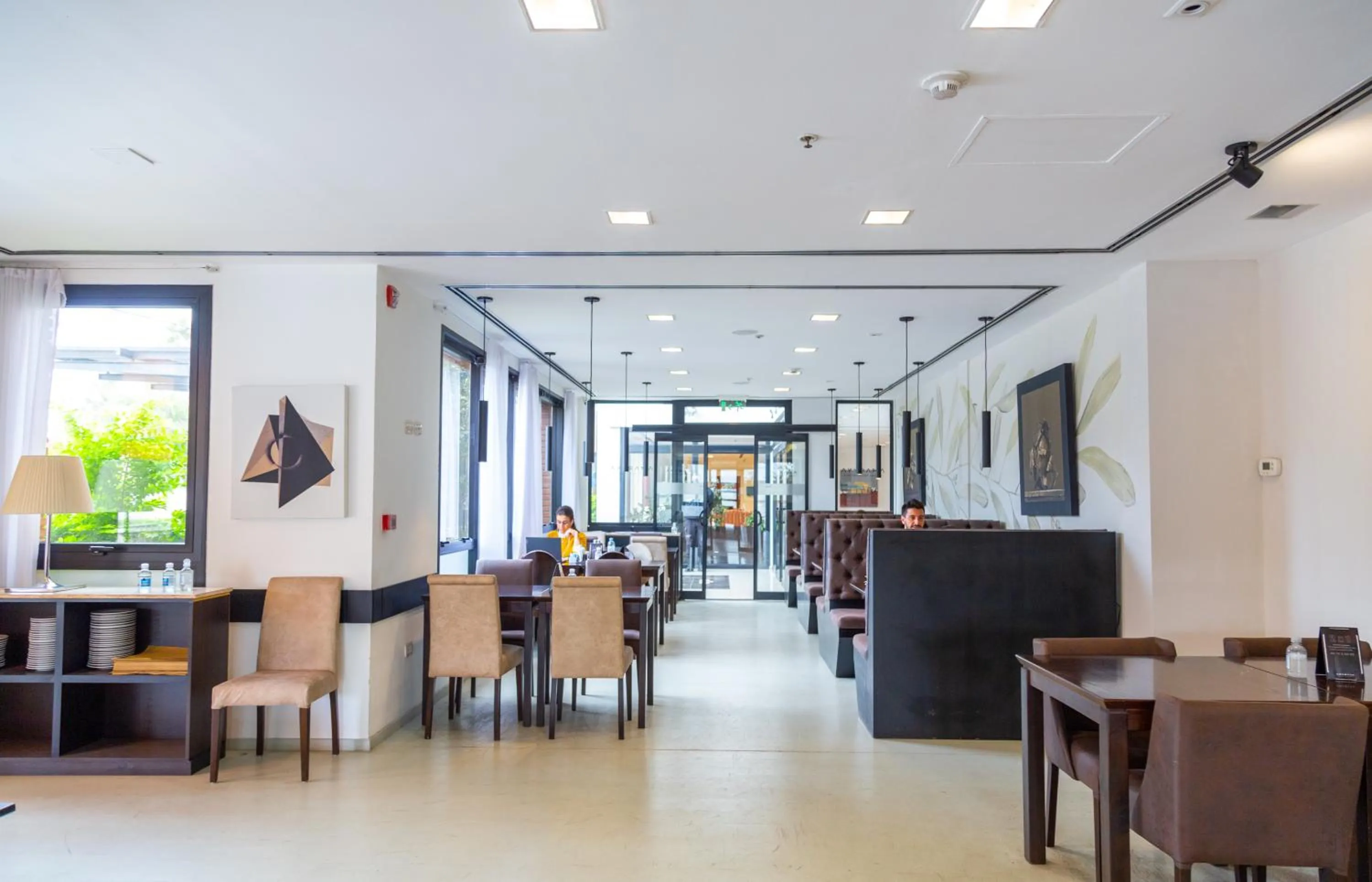 Restaurant/places to eat in Neper Hotel