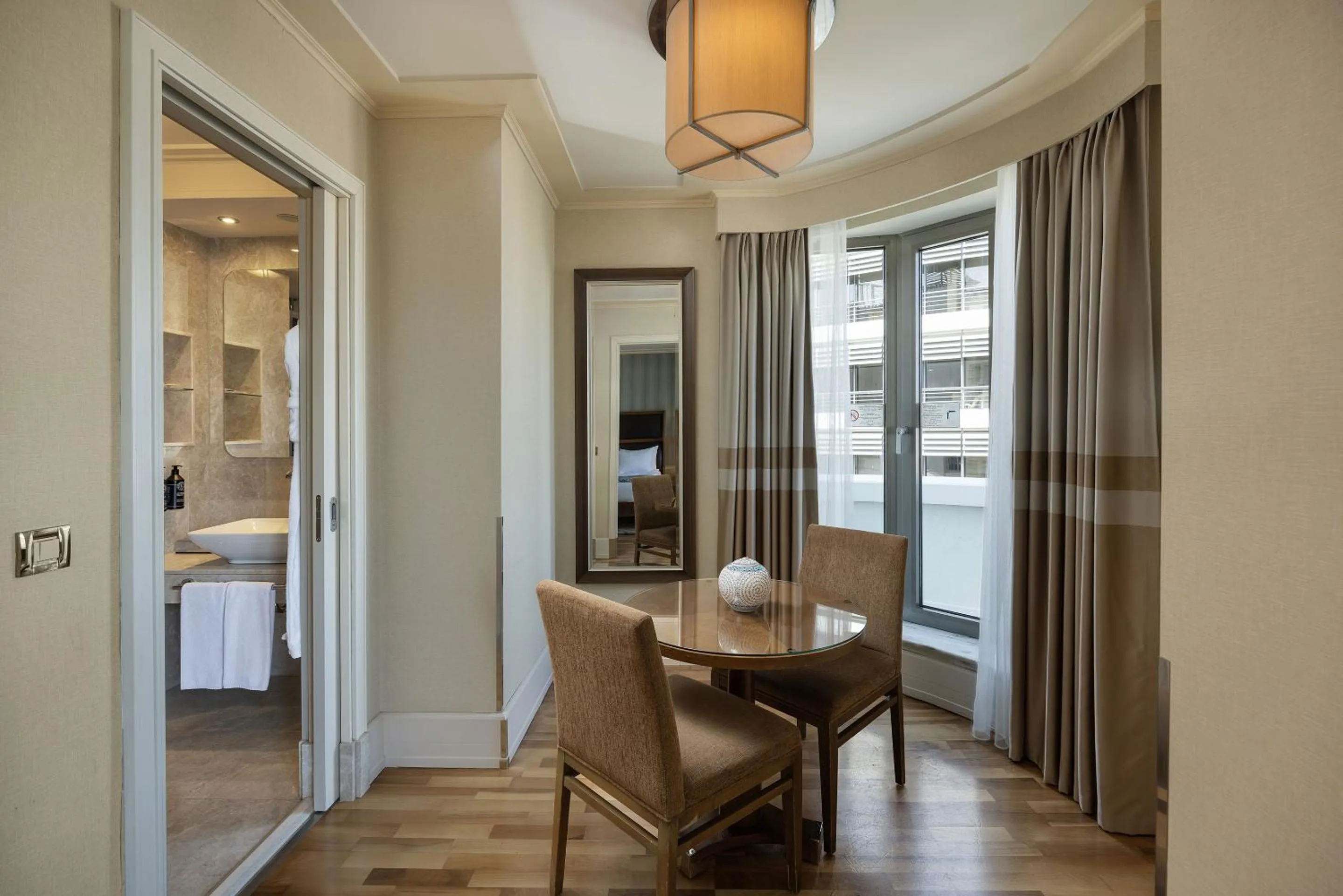 Dining area, Bed in Titanic City Taksim