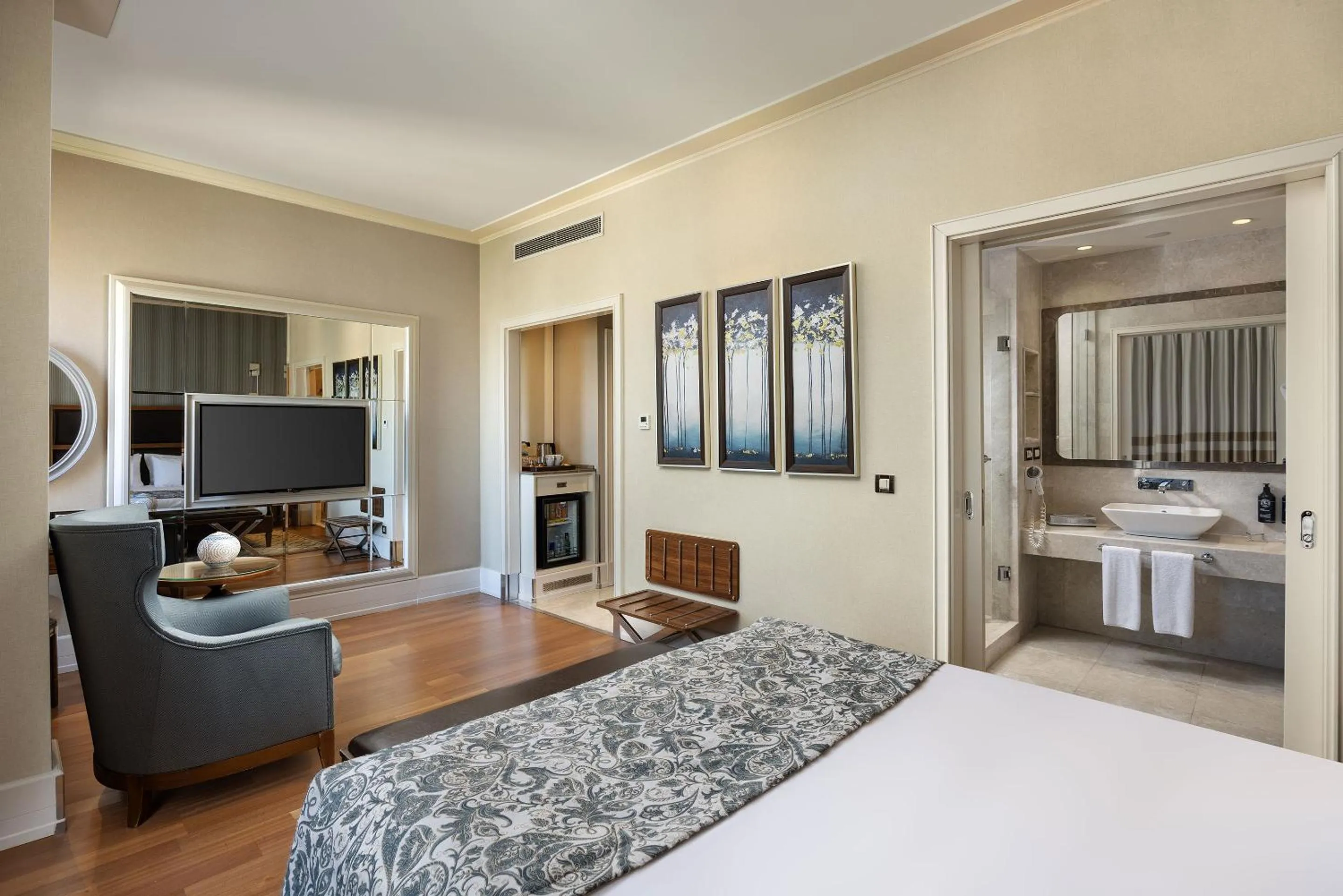 Photo of the whole room, Bed in Titanic City Taksim