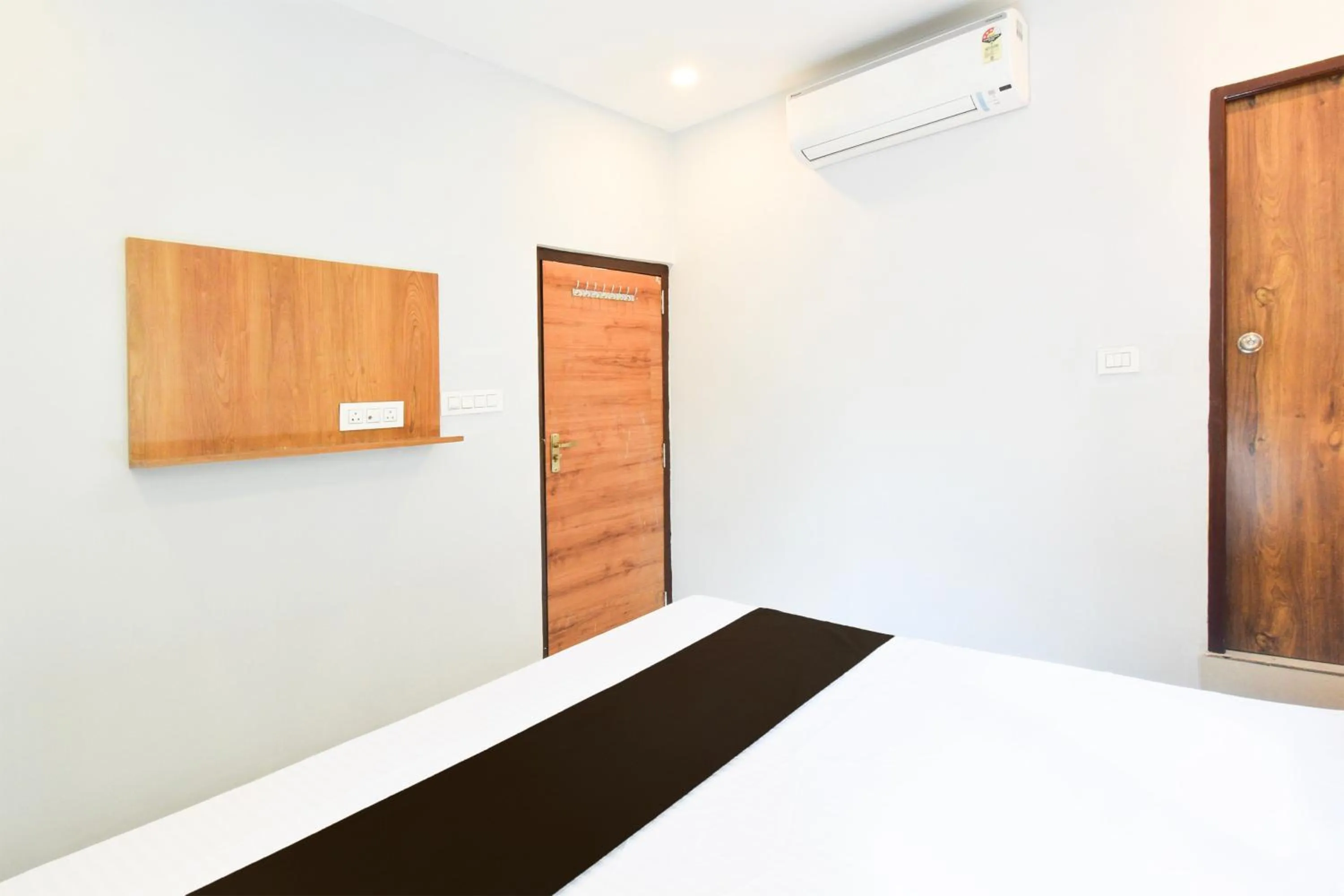 Bedroom, Bed in Hotel O Vaishnavi Residency